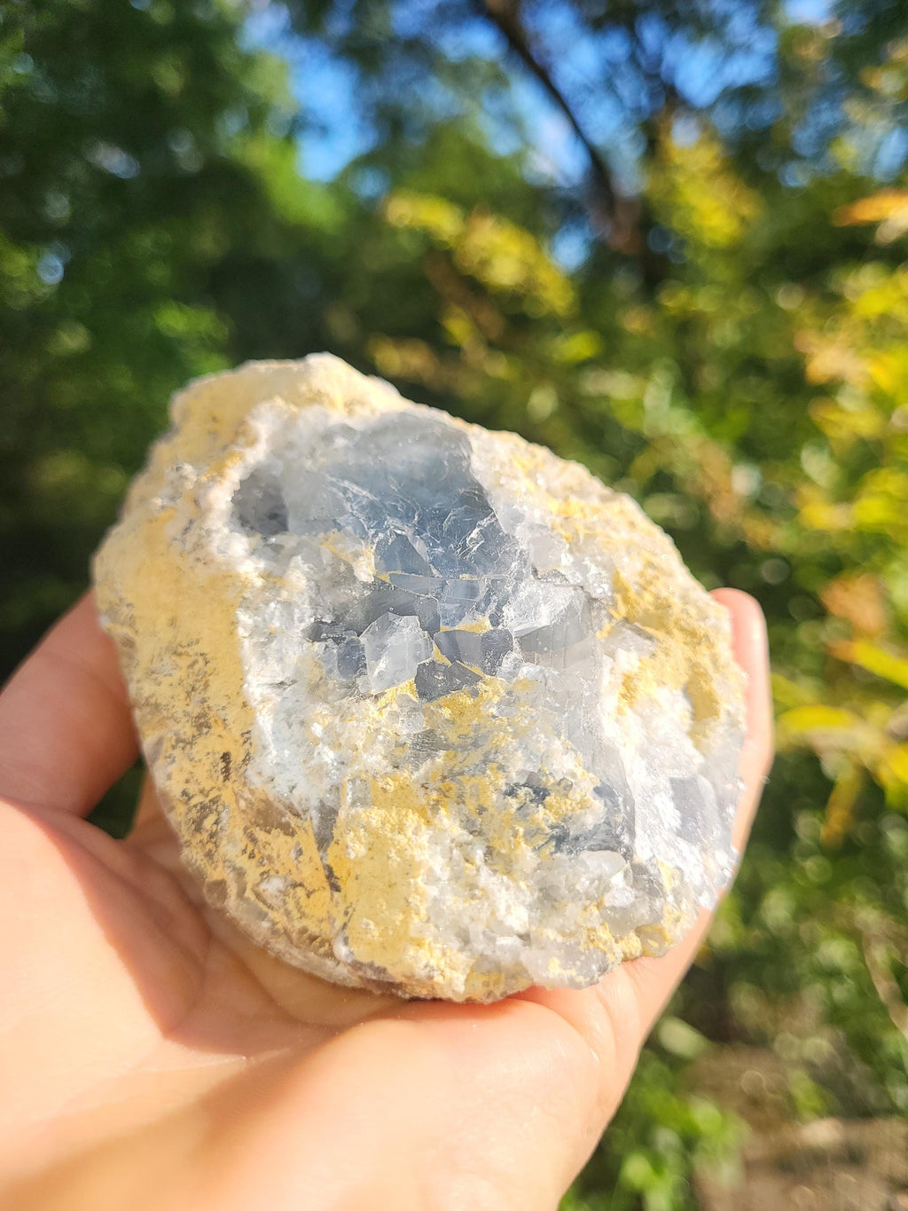 Cristal de célestine bleue brute, cristaux et minéraux rares pour la lithothérapie, la collection ou décoration de la maison.