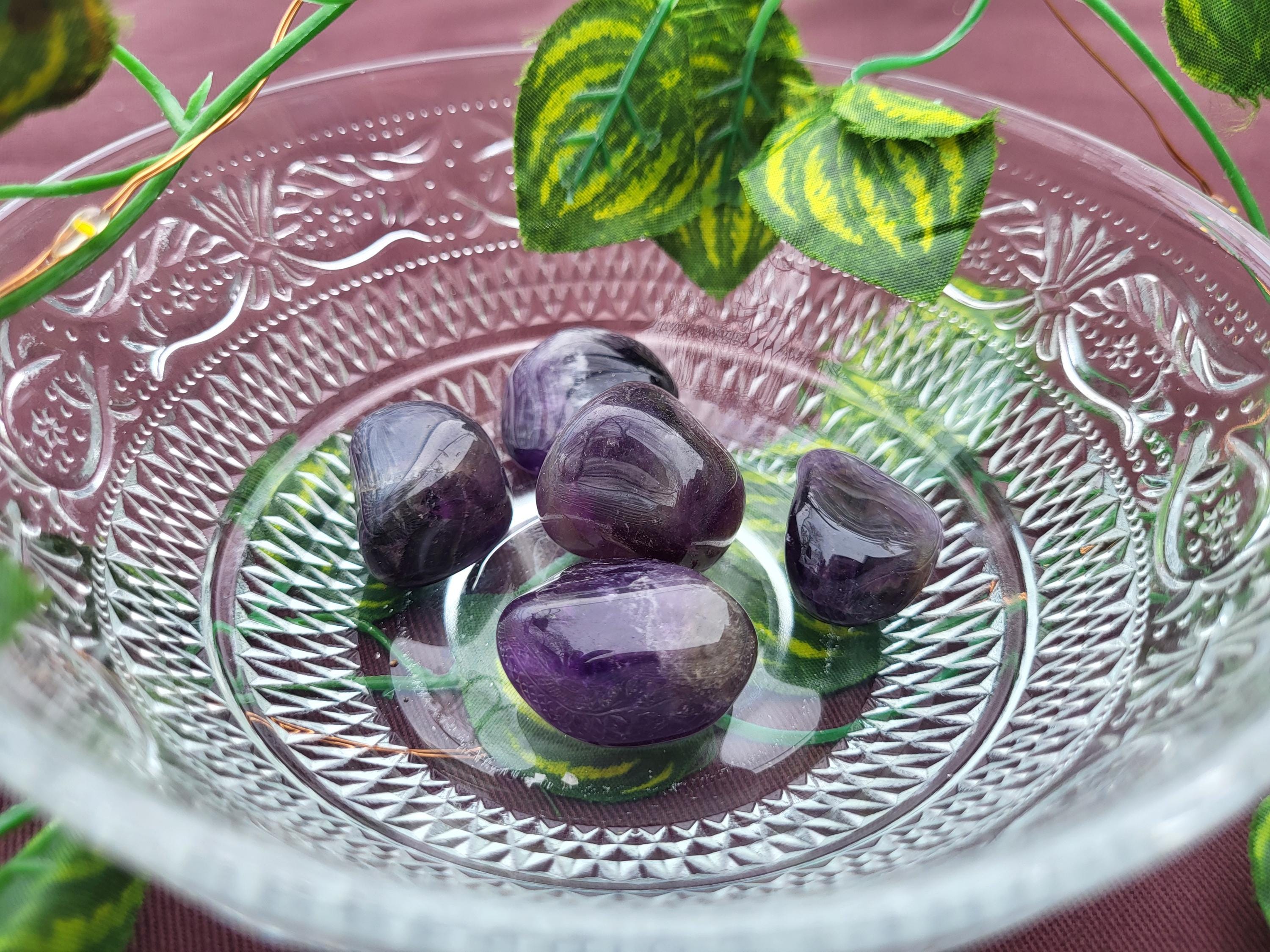 Pierres roulées d'améthyste, pierres naturelles, minéraux et cristaux pour lithothérapie, collection et décoration.