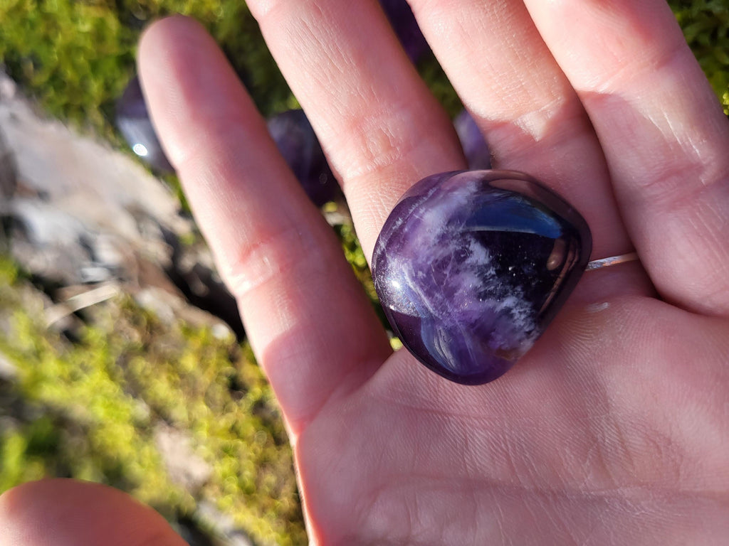 Pierres roulées d'améthyste, pierres naturelles, minéraux et cristaux pour lithothérapie, collection et décoration.