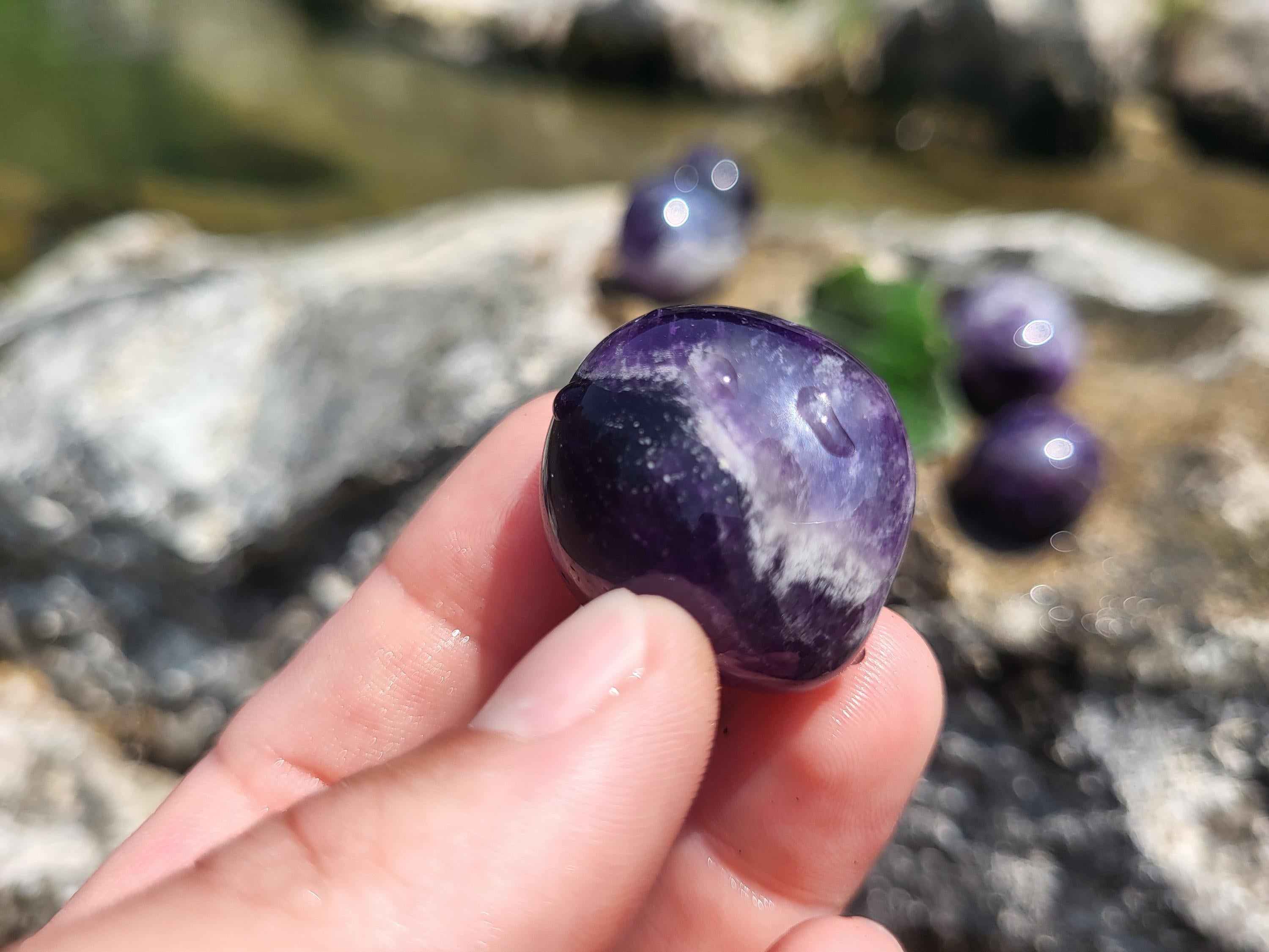 Pierres roulées d'améthyste, pierres naturelles, minéraux et cristaux pour lithothérapie, collection et décoration.