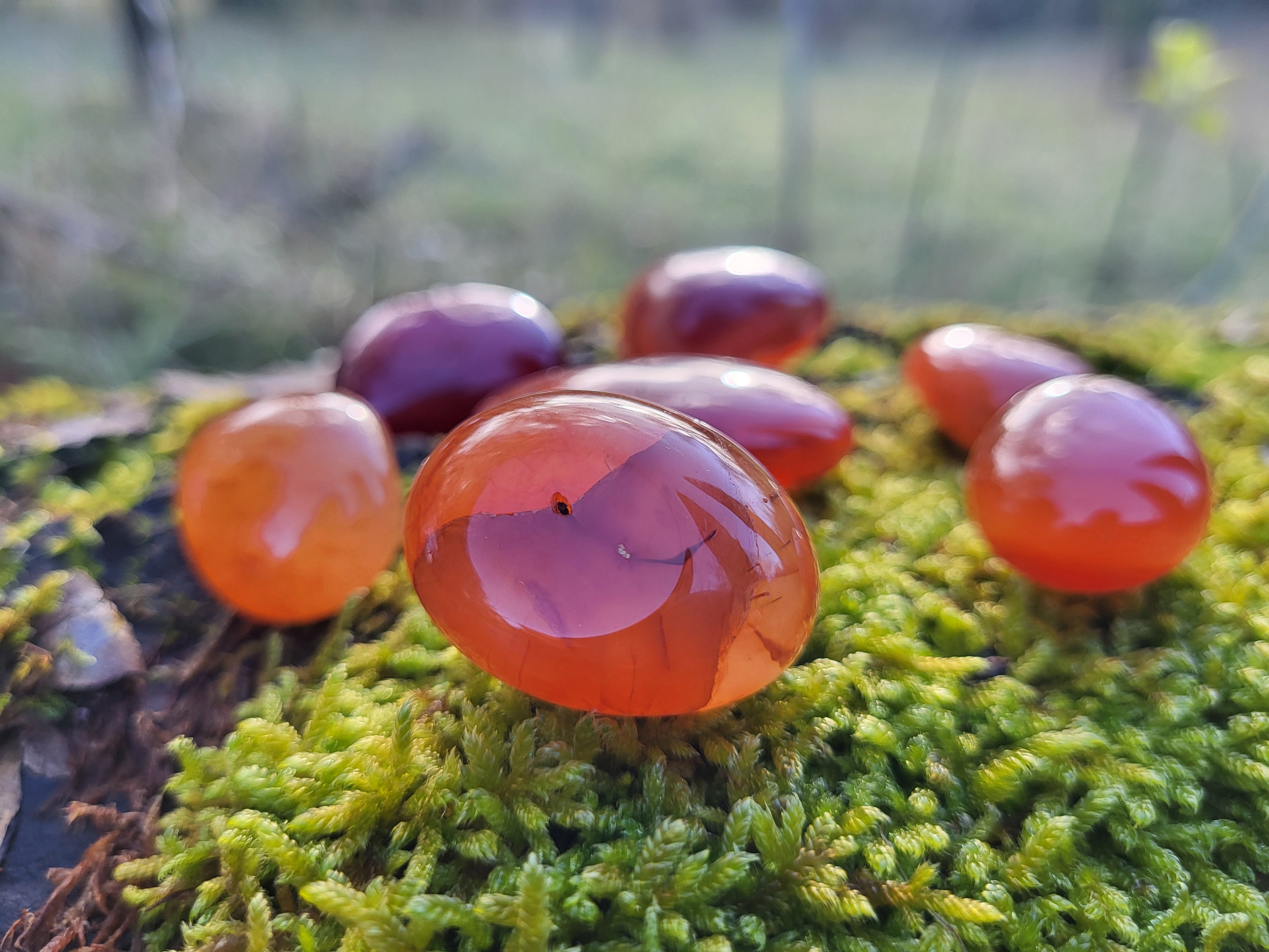 Pierre roulée cornaline, cristaux et minéraux pour la lithothérapie. Cornaline naturelle pour collection et décoration.