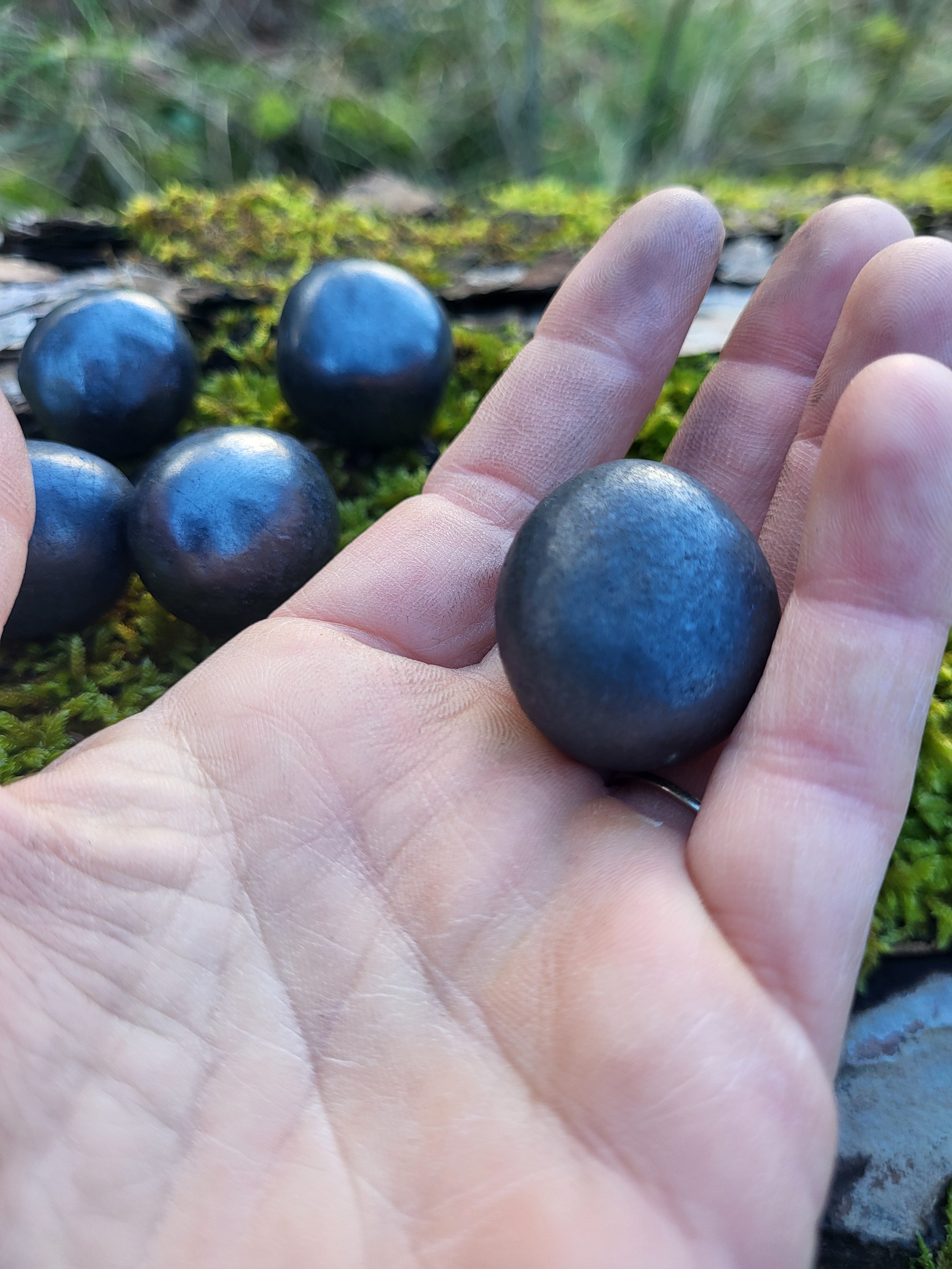 Pierre de shungite roulée, Pierre de protection contre les champs magnétique, cristaux de shungite naturelle.