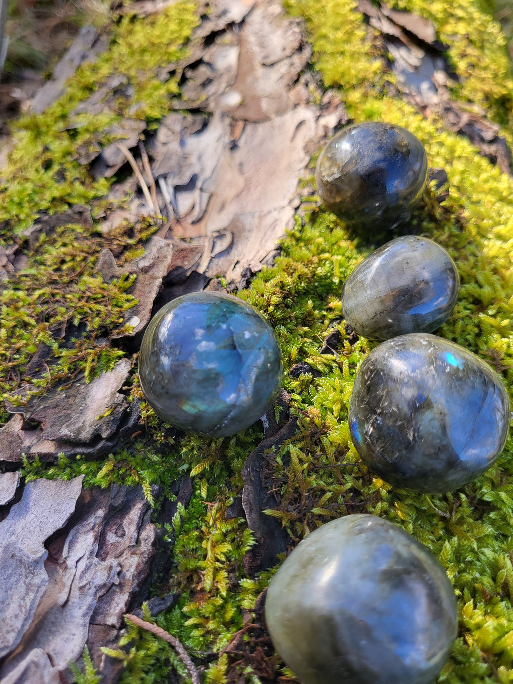 Labradorite roulée, pierres et cristaux pour la lithothérapie, collection ou la décoration de la maison. Sphère de cristal de labradorite, pierre de protection pour les soignants.