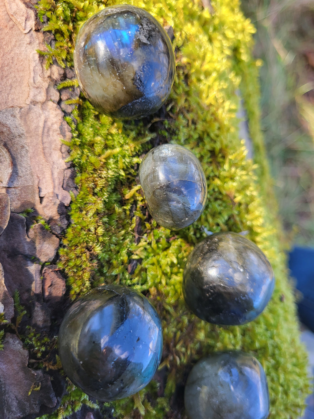Labradorite roulée, pierres et cristaux pour la lithothérapie, collection ou la décoration de la maison. Sphère de cristal de labradorite, pierre de protection pour les soignants.
