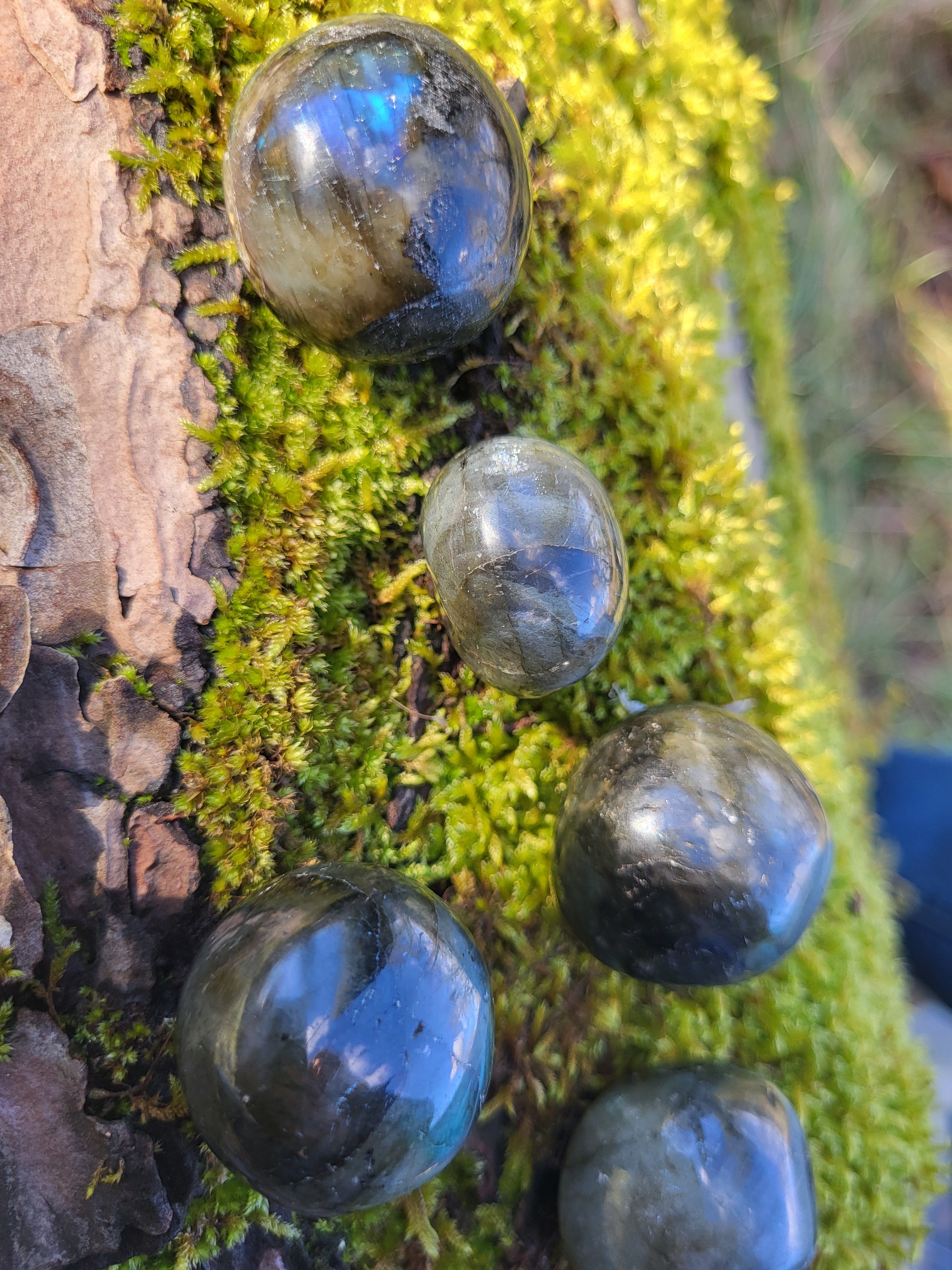 Labradorite roulée, pierres et cristaux pour la lithothérapie, collection ou la décoration de la maison. Sphère de cristal de labradorite, pierre de protection pour les soignants.