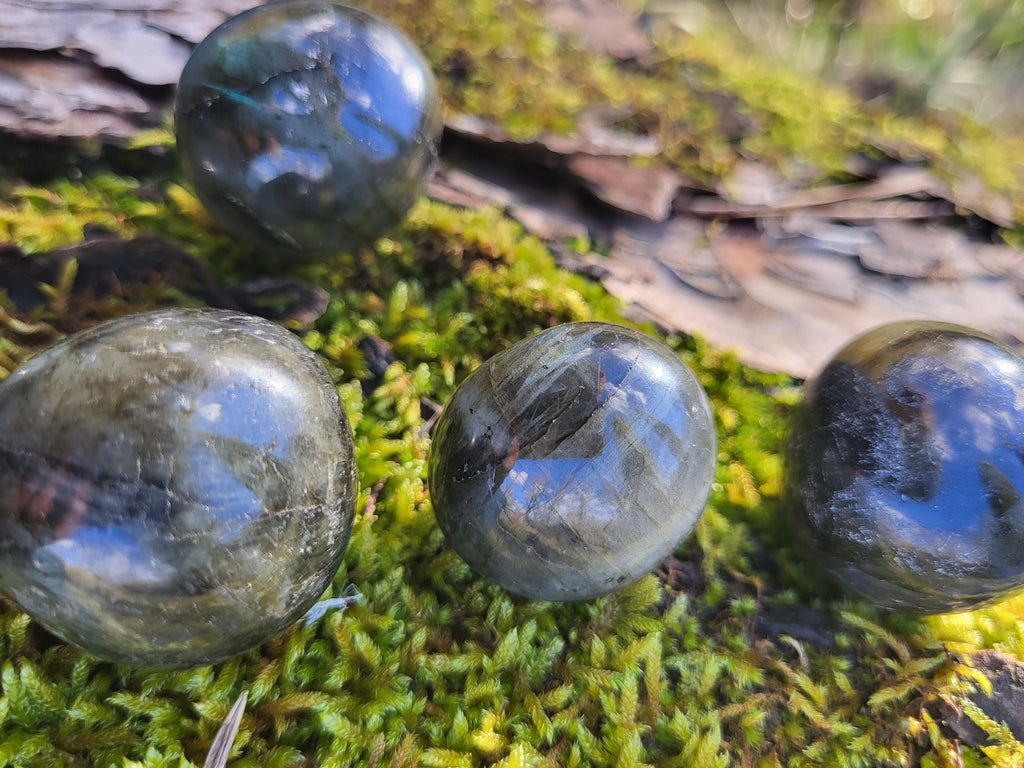 Labradorite roulée, pierres et cristaux pour la lithothérapie, collection ou la décoration de la maison. Sphère de cristal de labradorite, pierre de protection pour les soignants.