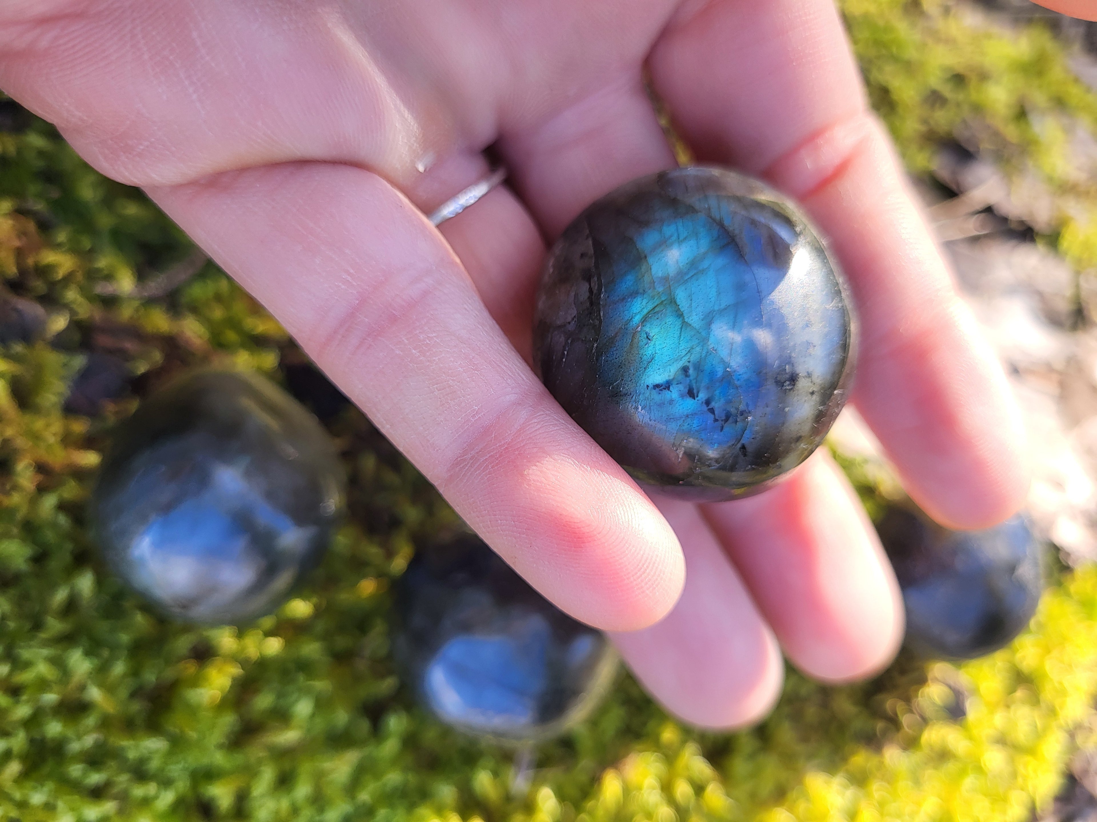 Labradorite roulée, pierres et cristaux pour la lithothérapie, collection ou la décoration de la maison. Sphère de cristal de labradorite, pierre de protection pour les soignants.