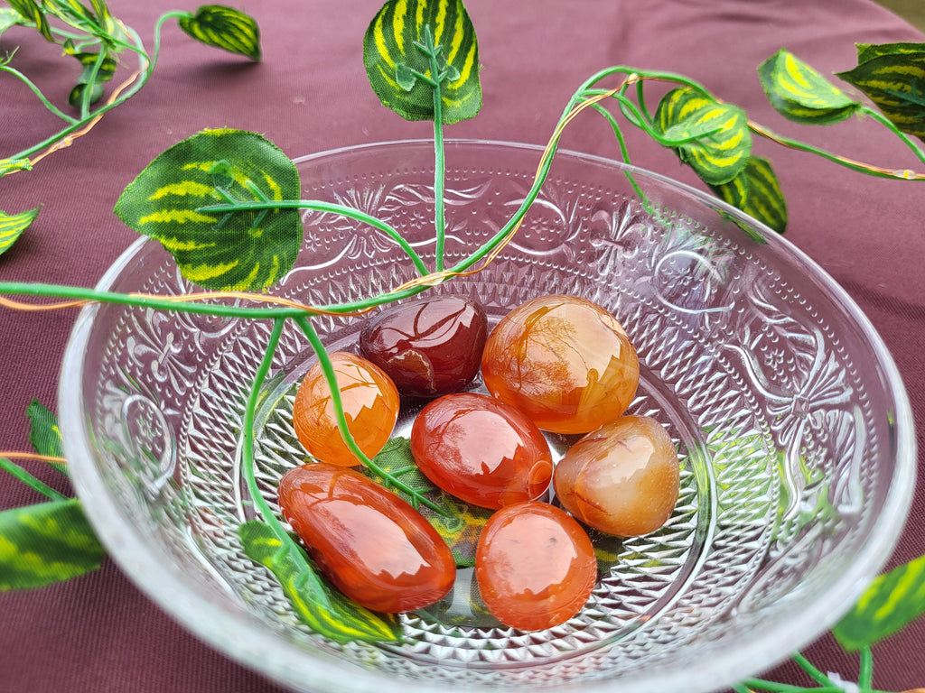 Pierre roulée cornaline, cristaux et minéraux pour la lithothérapie. Cornaline naturelle pour collection et décoration.