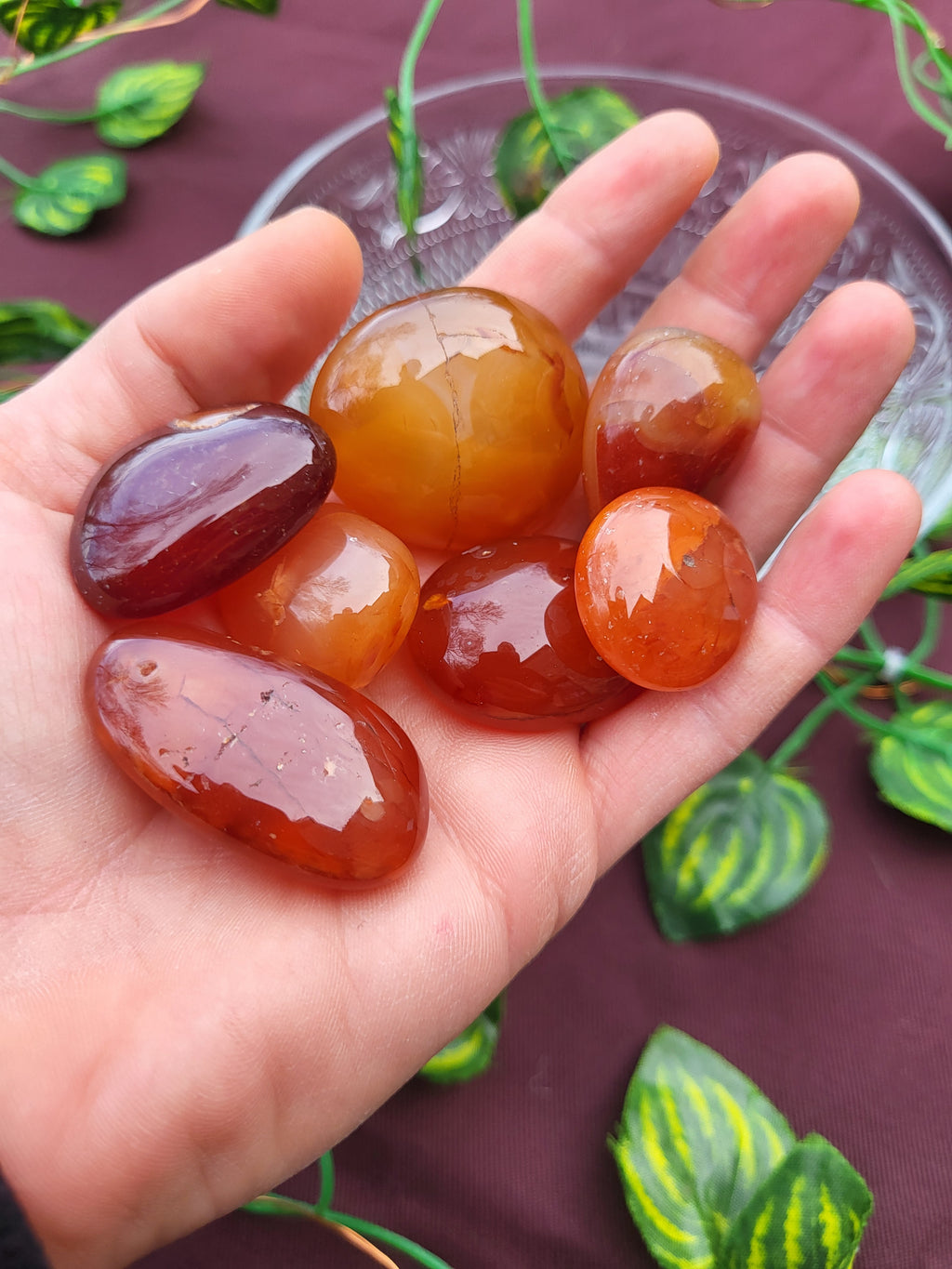 Pierre roulée cornaline, cristaux et minéraux pour la lithothérapie. Cornaline naturelle pour collection et décoration.