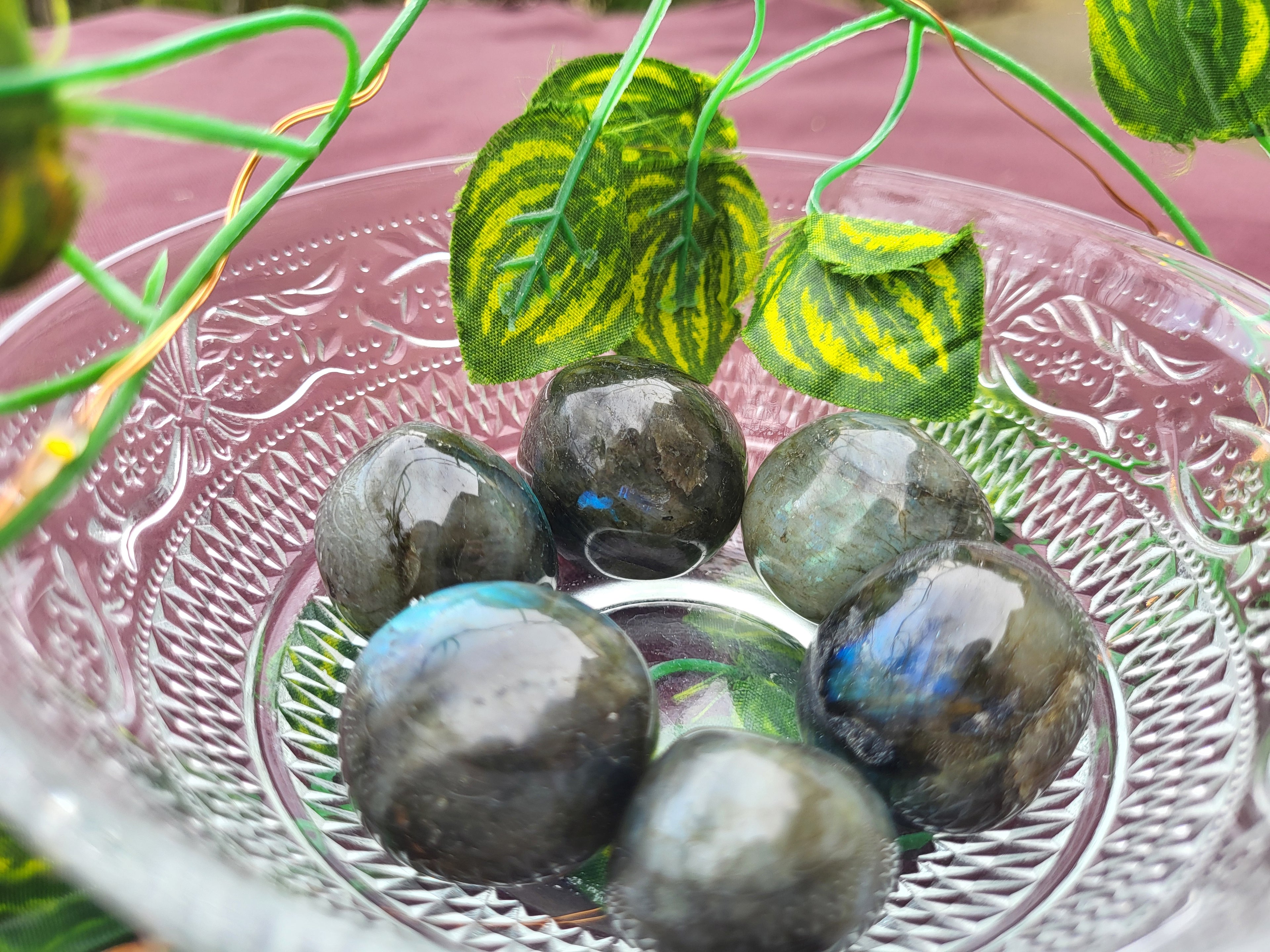 Labradorite roulée, pierres et cristaux pour la lithothérapie, collection ou la décoration de la maison. Sphère de cristal de labradorite, pierre de protection pour les soignants.