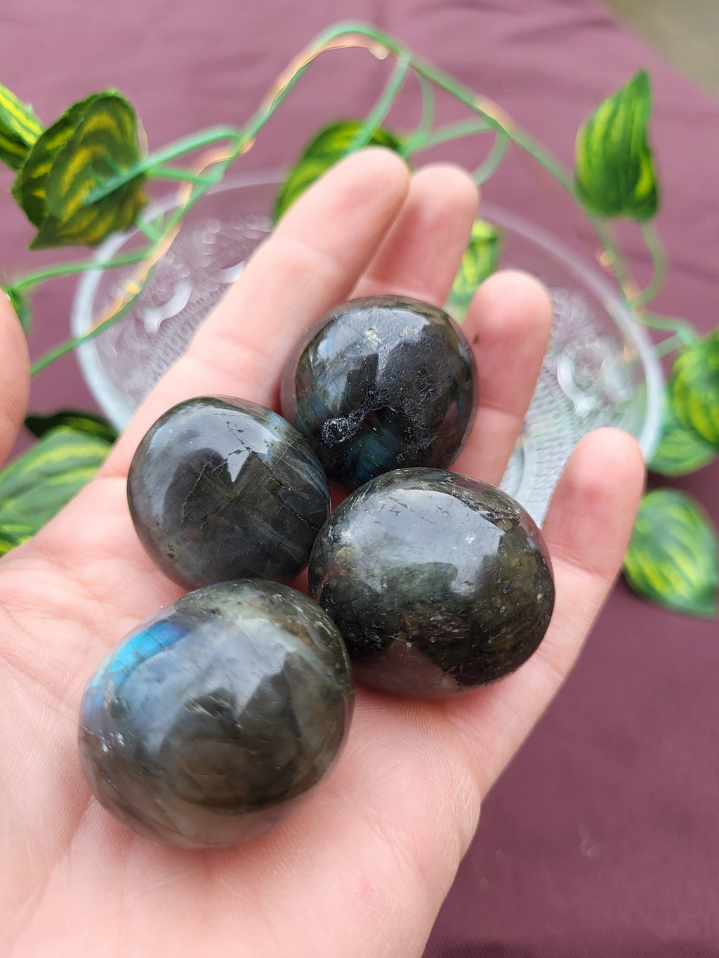 Labradorite roulée, pierres et cristaux pour la lithothérapie, collection ou la décoration de la maison. Sphère de cristal de labradorite, pierre de protection pour les soignants.