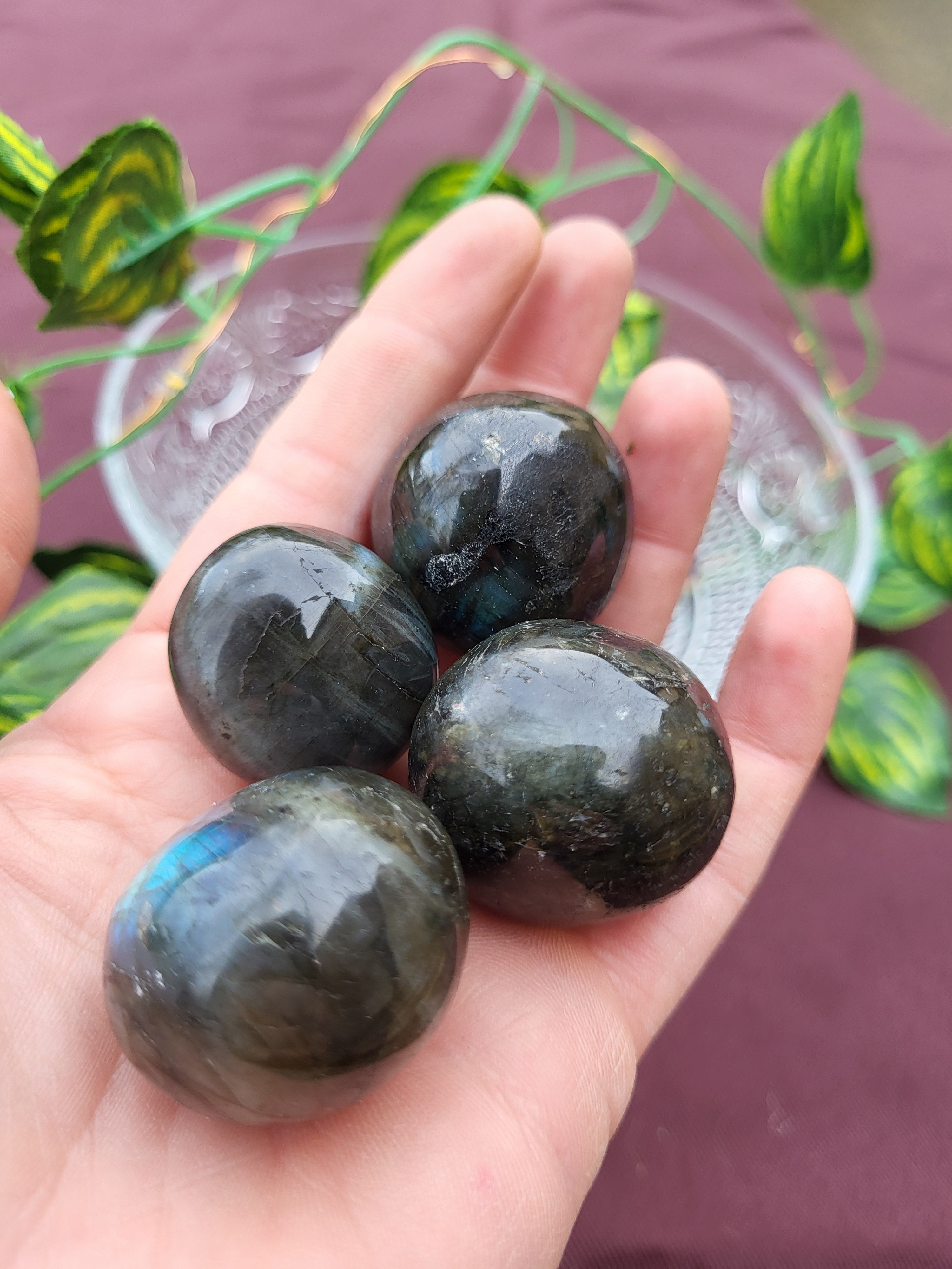 Labradorite roulée, pierres et cristaux pour la lithothérapie, collection ou la décoration de la maison. Sphère de cristal de labradorite, pierre de protection pour les soignants.