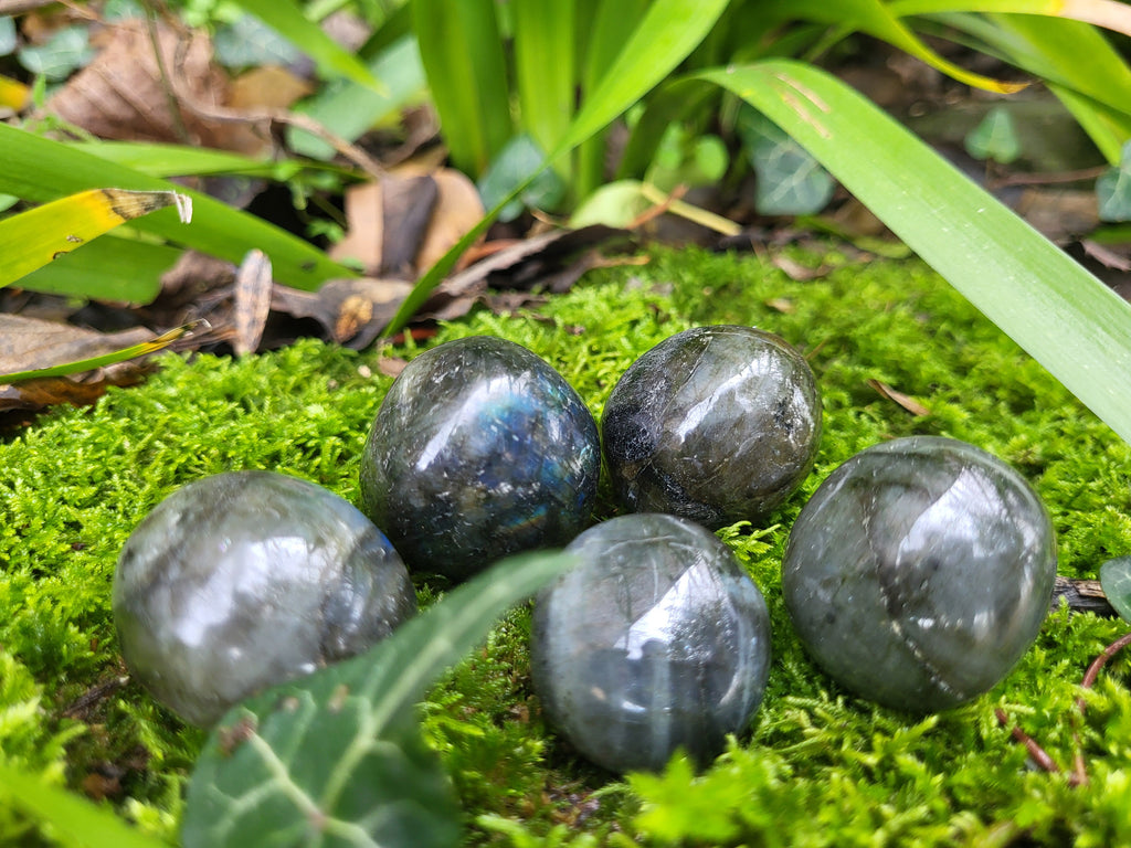 Labradorite roulée, pierres et cristaux pour la lithothérapie, collection ou la décoration de la maison. Sphère de cristal de labradorite, pierre de protection pour les soignants.