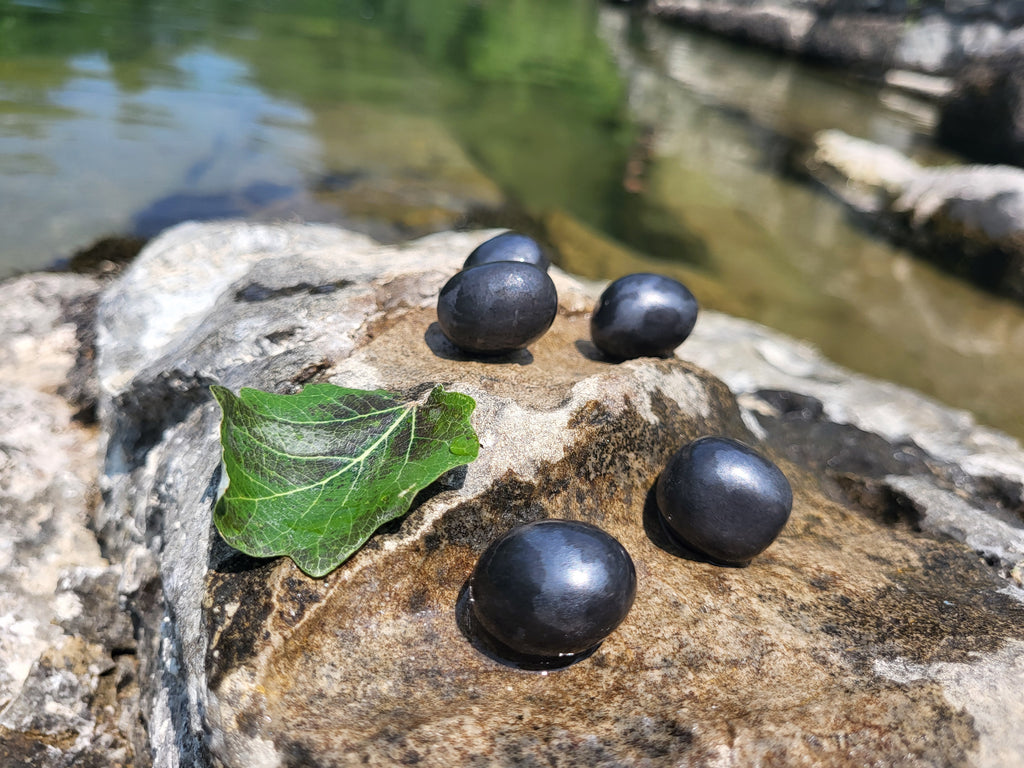 Pierre de shungite roulée, Pierre de protection contre les champs magnétique, cristaux de shungite naturelle.