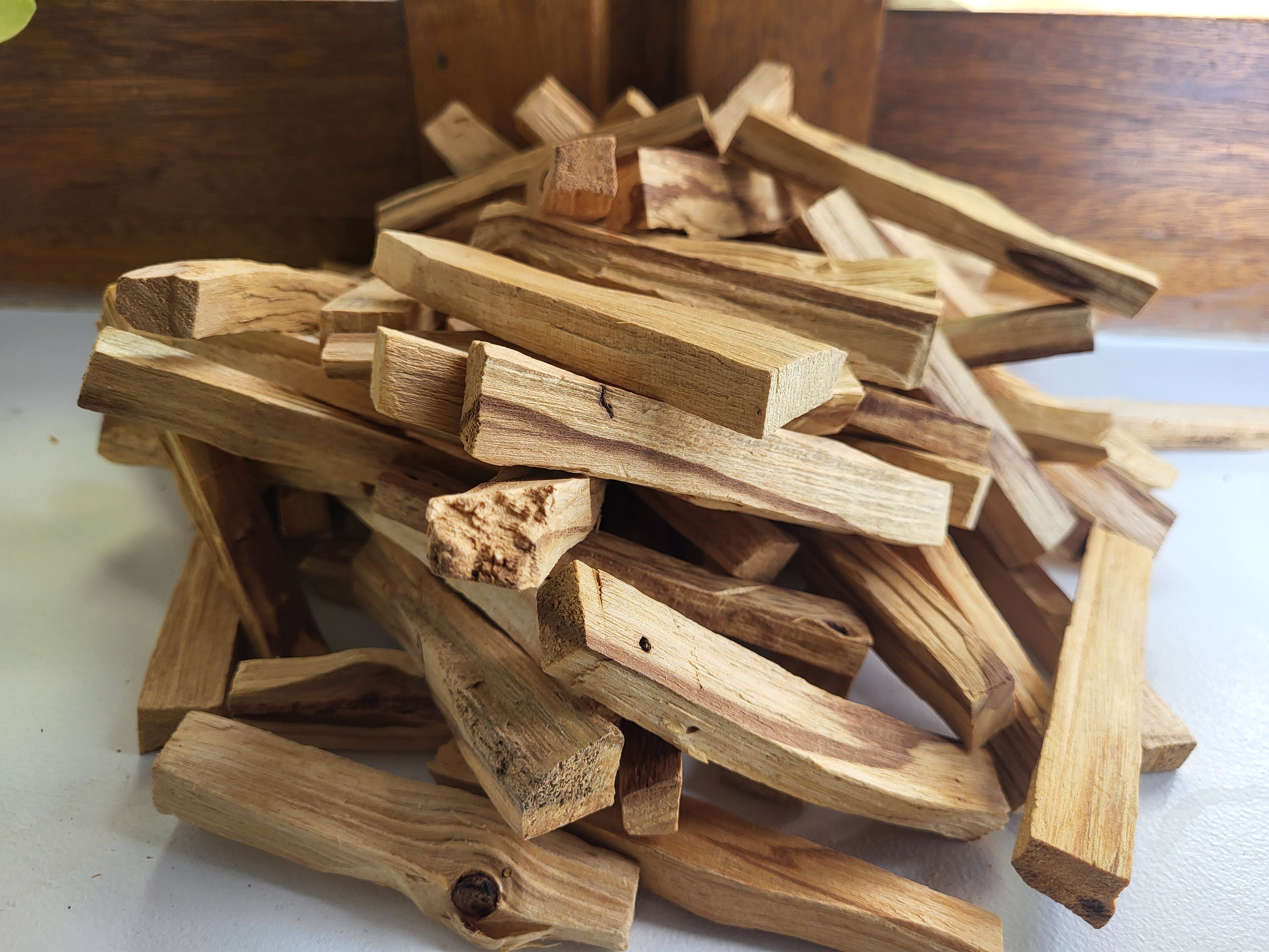 5 Bâtons de Palo Santo, pour purification en lithothérapie, gemme semi-précieuses, pierres précieuses naturelles, pierres naturelles brutes