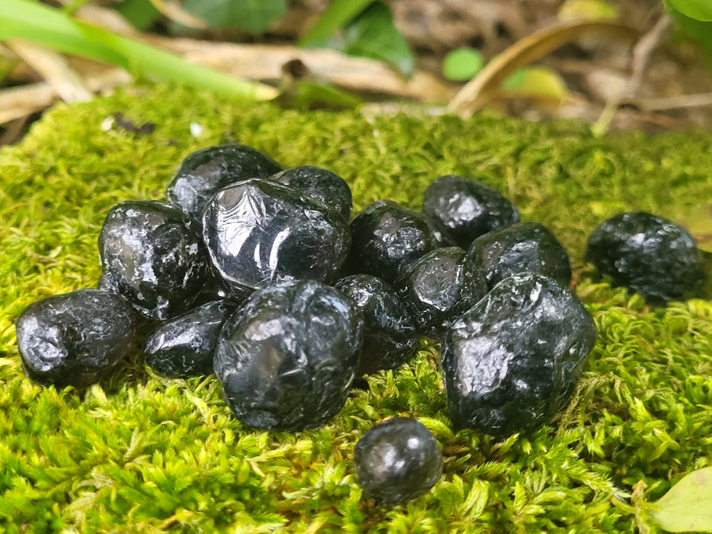 Pierre de larme apache, Apache Tear, pierre d'obsidienne brute, cristal de guérison et pierre de deuil.