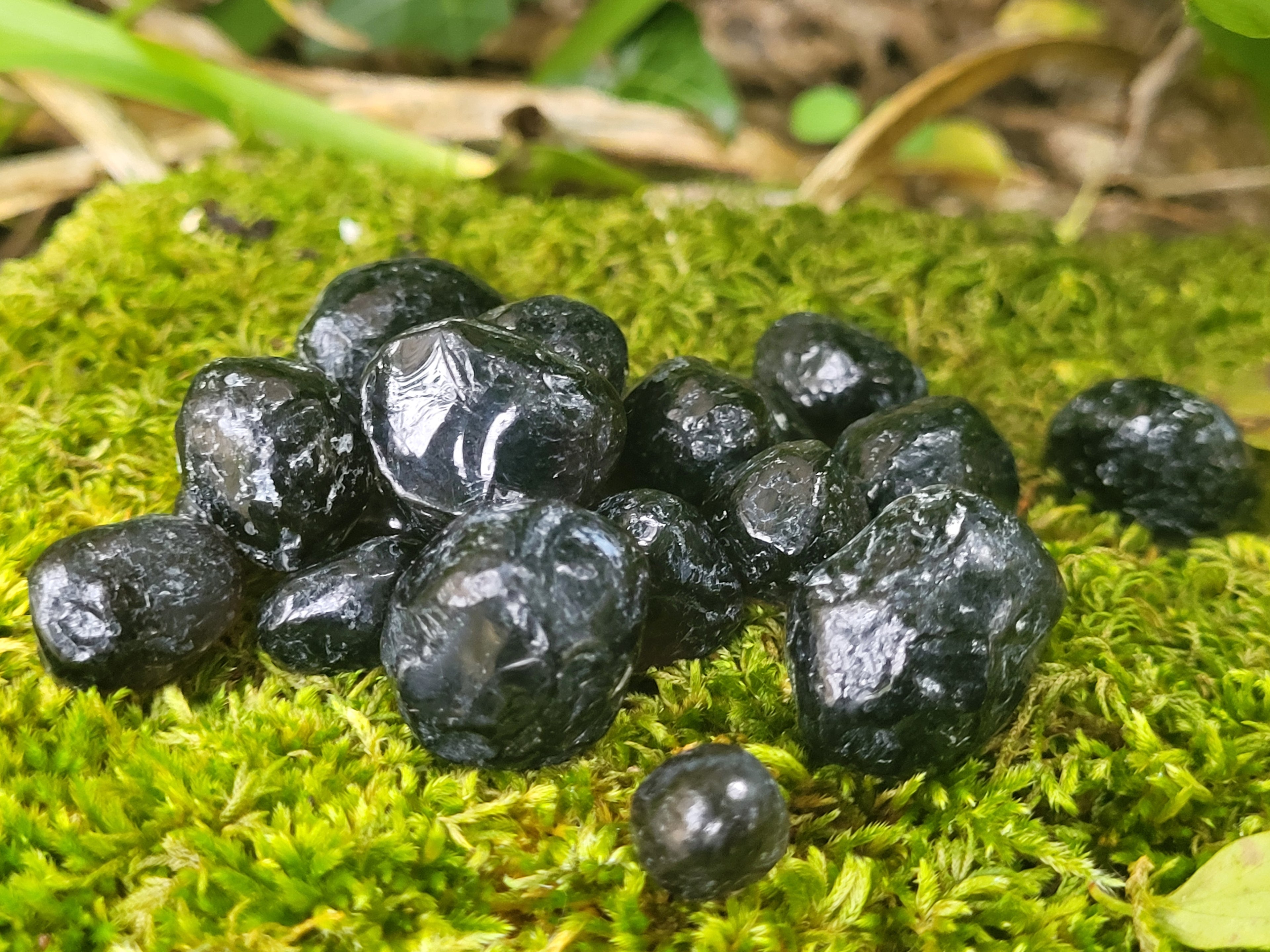 Pierre de larme apache, Apache Tear, pierre d'obsidienne brute, cristal de guérison et pierre de deuil.
