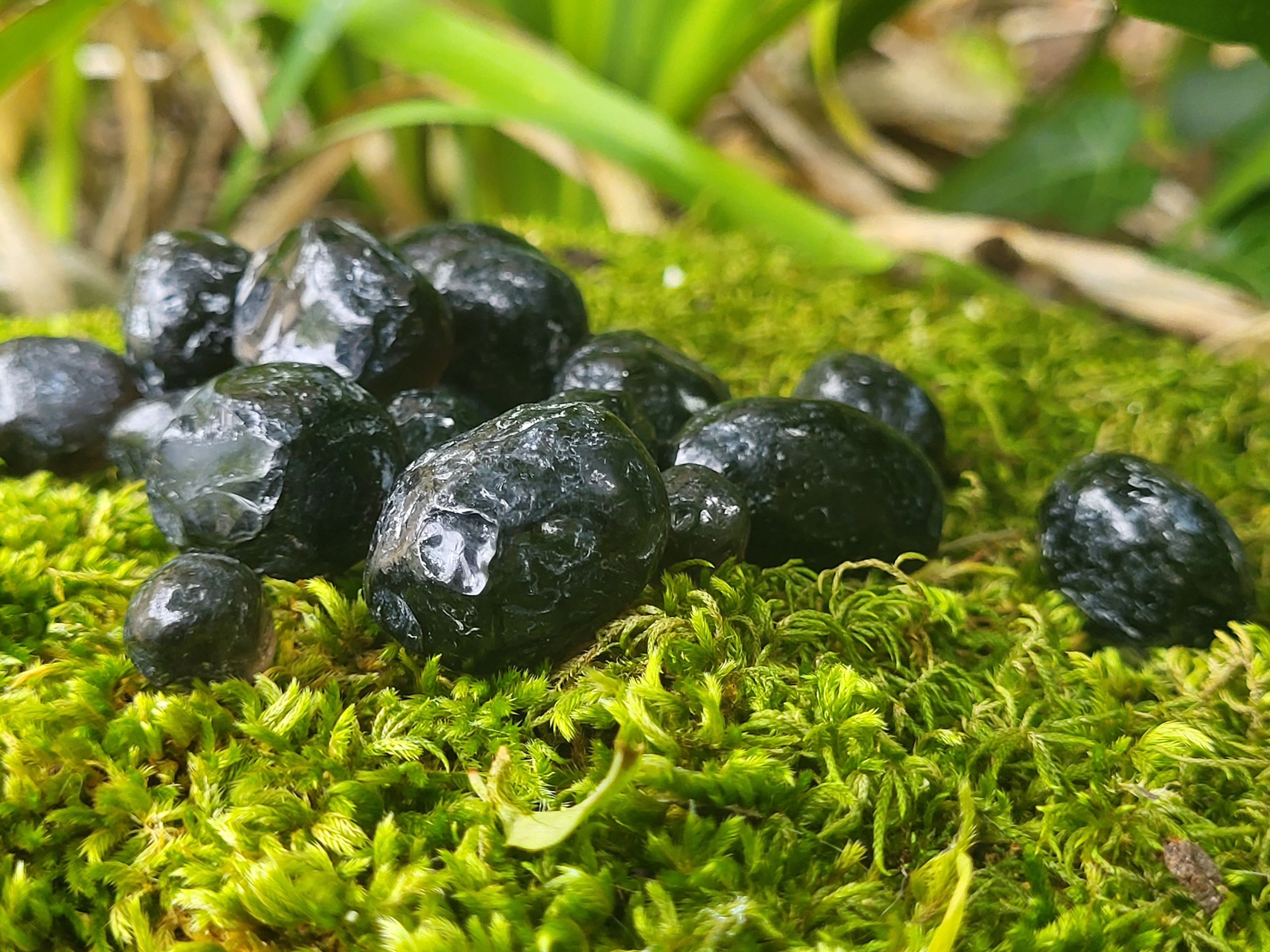 Pierre de larme apache, Apache Tear, pierre d'obsidienne brute, cristal de guérison et pierre de deuil.