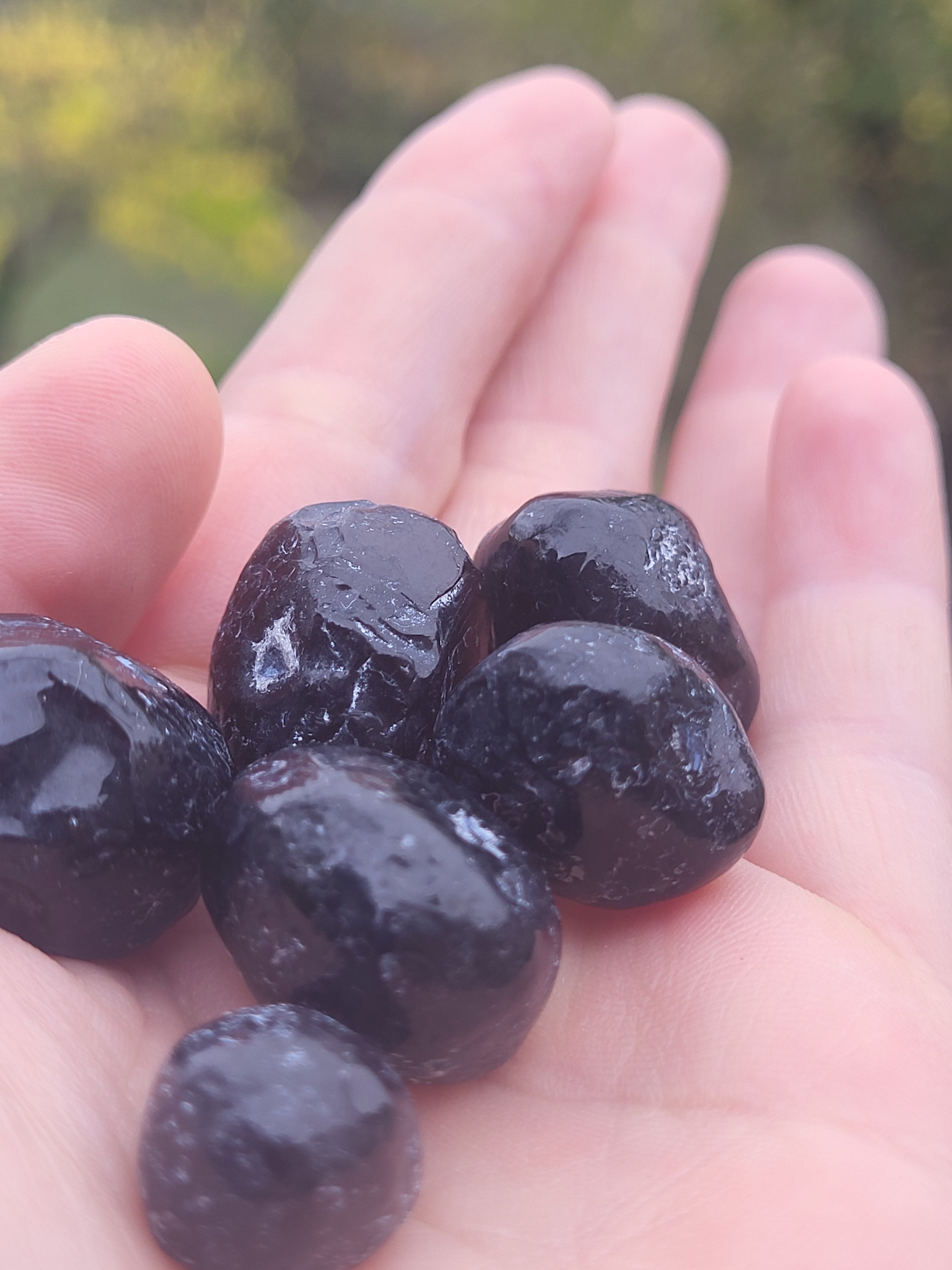 Pierre de larme apache, Apache Tear, pierre d'obsidienne brute, cristal de guérison et pierre de deuil.