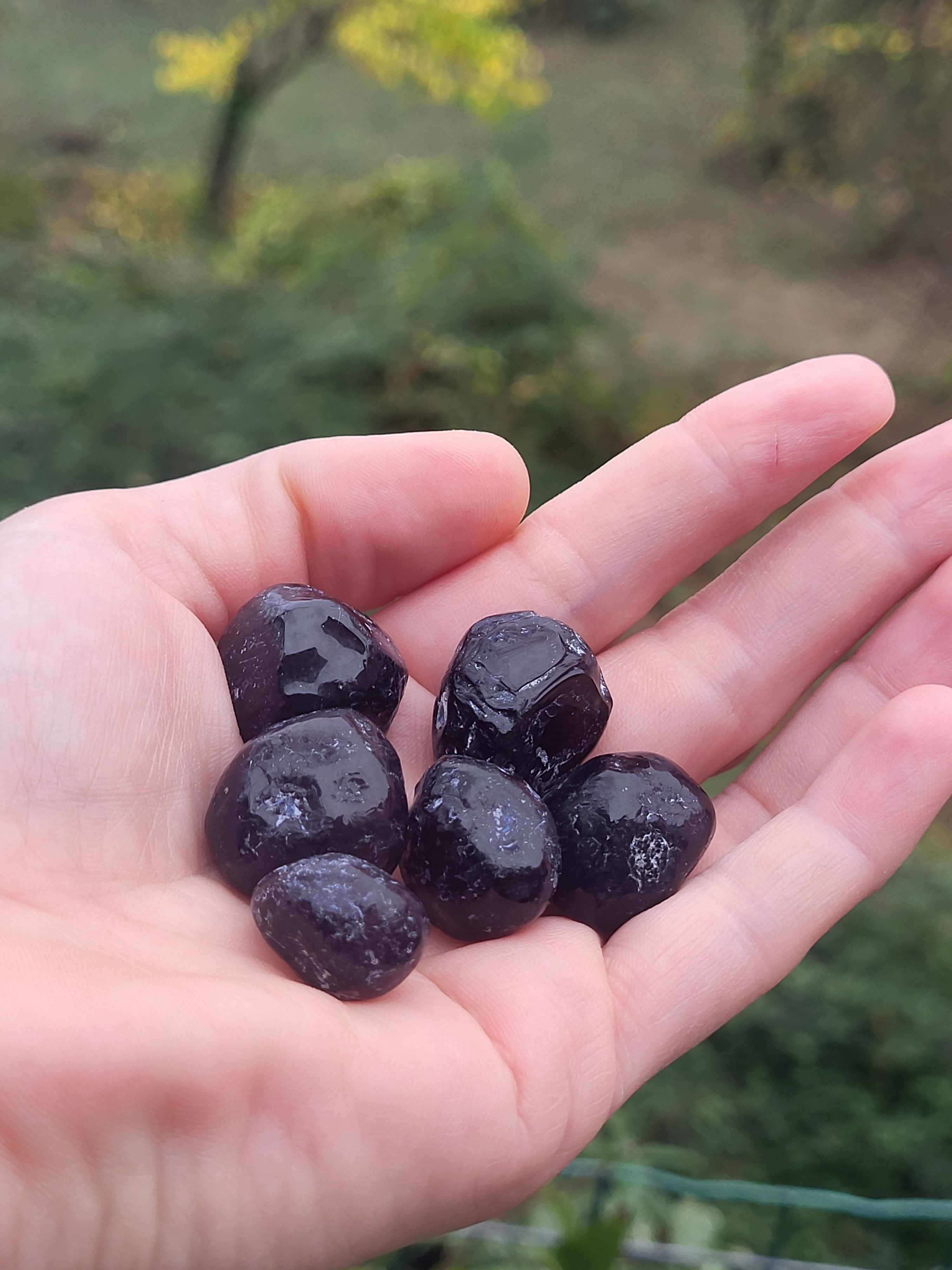 Pierre de larme apache, Apache Tear, pierre d'obsidienne brute, cristal de guérison et pierre de deuil.