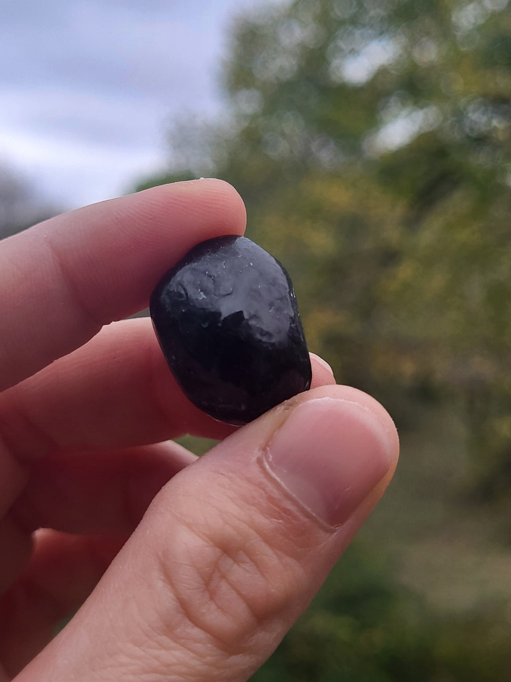 Pierre de larme apache, Apache Tear, pierre d'obsidienne brute, cristal de guérison et pierre de deuil.