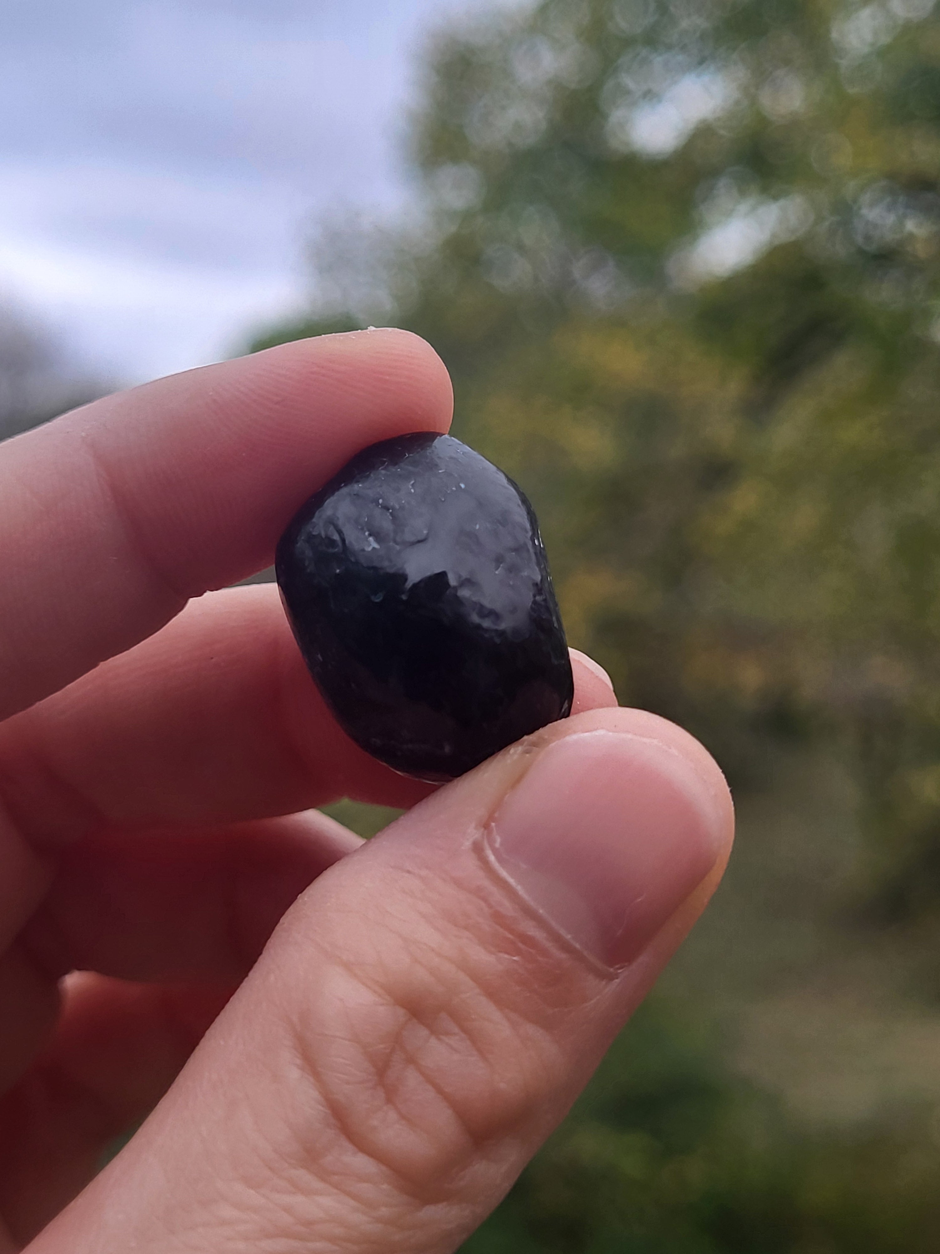 Pierre de larme apache, Apache Tear, pierre d'obsidienne brute, cristal de guérison et pierre de deuil.