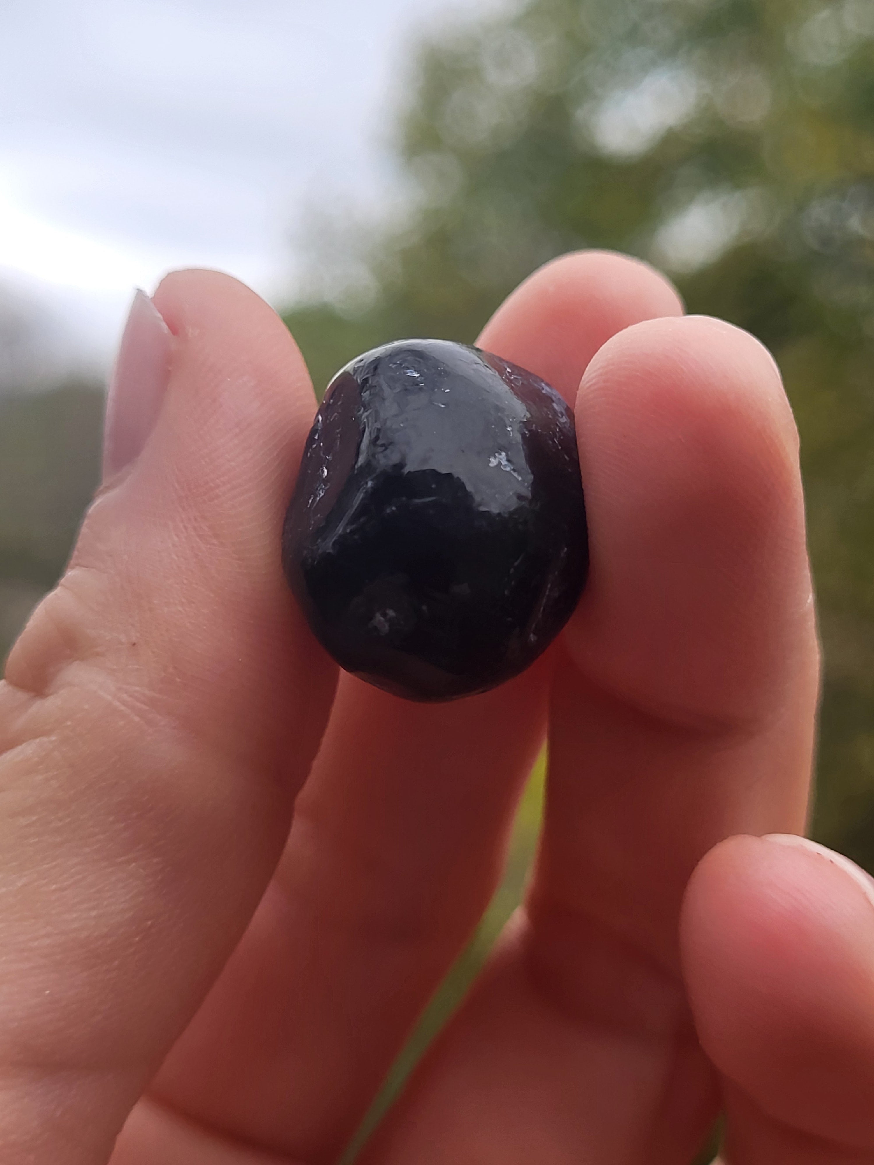 Pierre de larme apache, Apache Tear, pierre d'obsidienne brute, cristal de guérison et pierre de deuil.