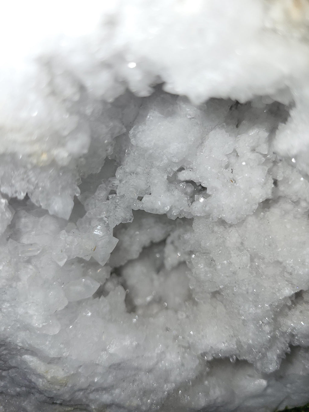 Grande géode de cristal naturel, géode rocheuse, grand cristal de géode, cristal de roche, pierres et minéraux pour purification maison