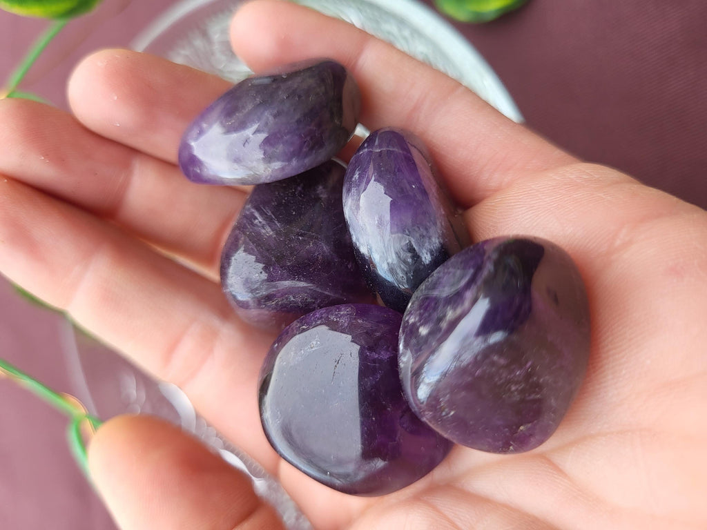 Pierres roulées d'améthyste, pierres naturelles, minéraux et cristaux pour lithothérapie, collection et décoration.
