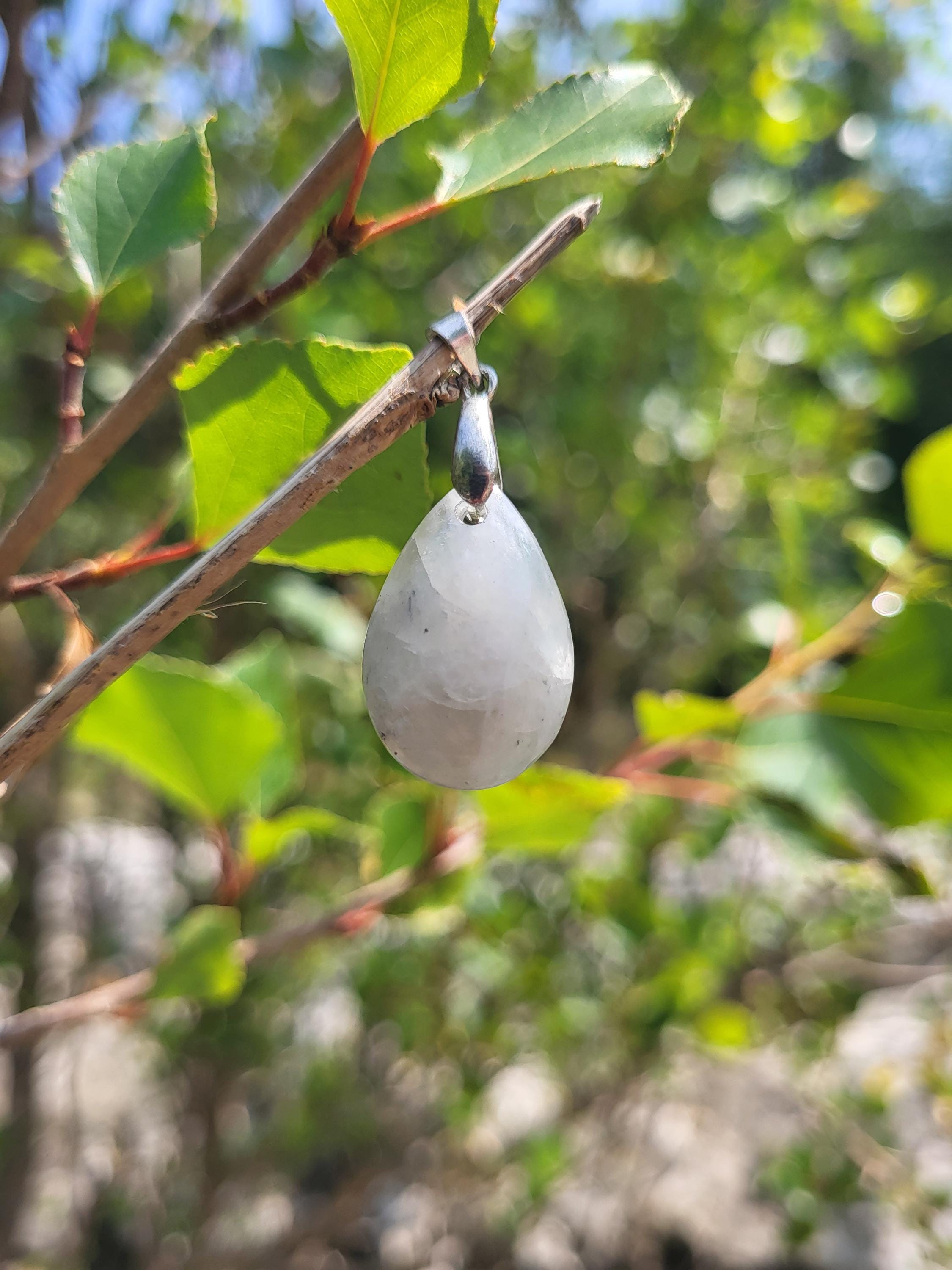 Collier en pierre de lune, cristaux et minéraux rares pour la lithothérapie, la collection ou beauté et cadeaux.