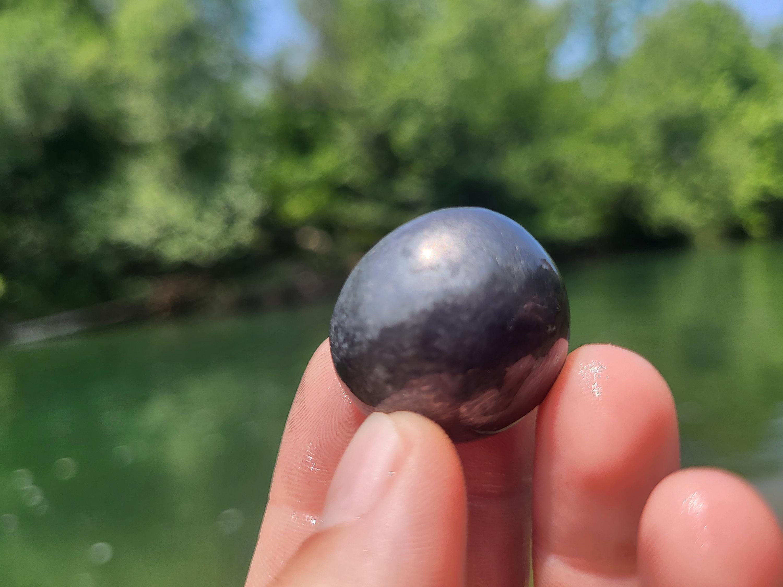 Pierre de shungite roulée, Pierre de protection contre les champs magnétique, cristaux de shungite naturelle.