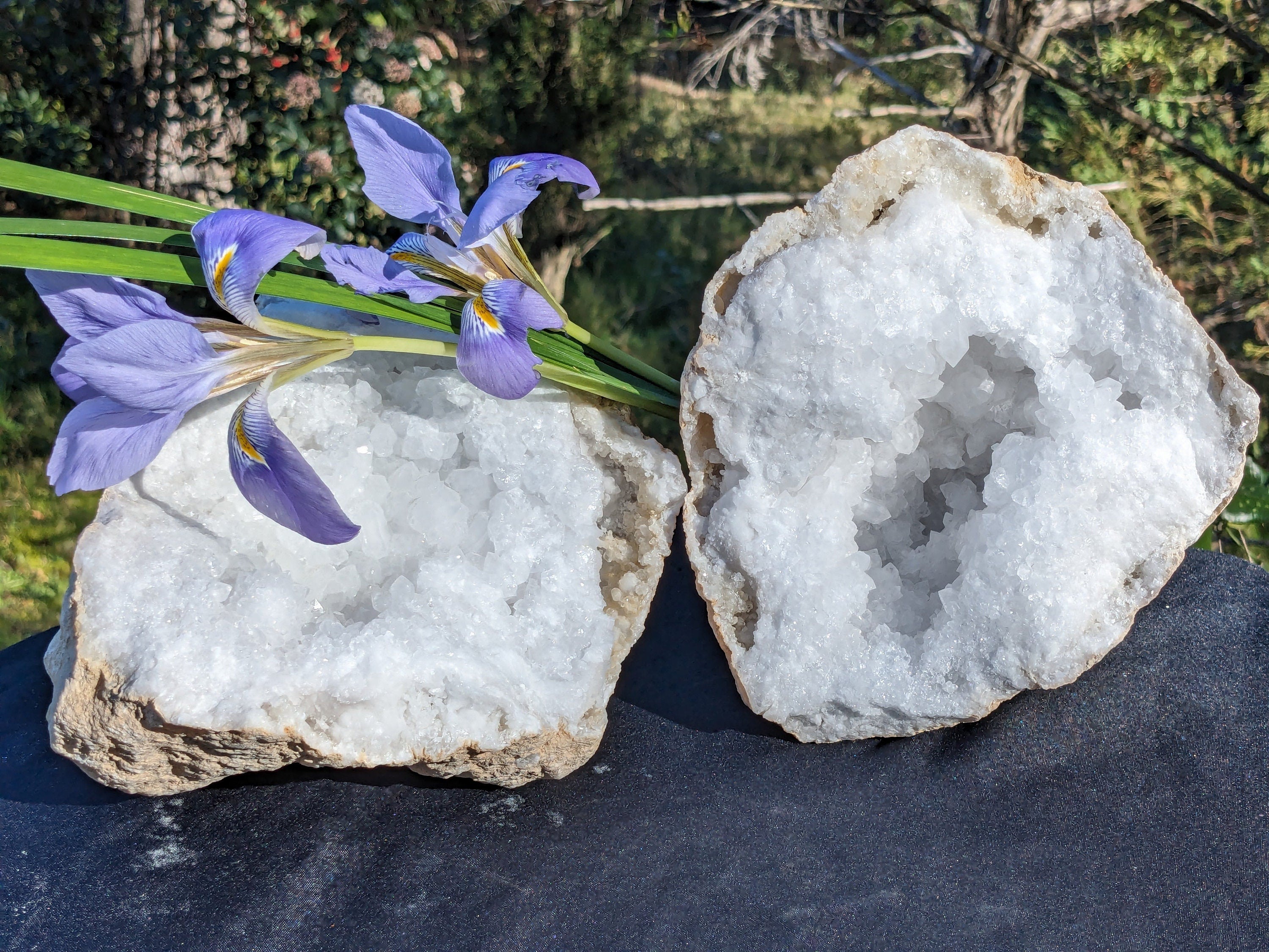 Grande géode de cristal naturel, géode rocheuse, grand cristal de géode, cristal de roche, pierres et minéraux pour purification maison