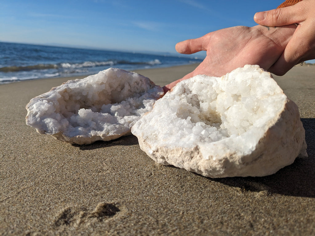 Grande géode de cristal naturel, géode rocheuse, grand cristal de géode, cristal de roche, pierres et minéraux pour purification maison