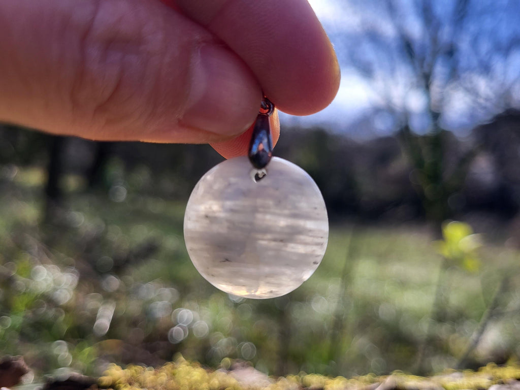 Collier en pierre de lune, cristaux et minéraux rares pour la lithothérapie, la collection ou beauté et cadeaux.