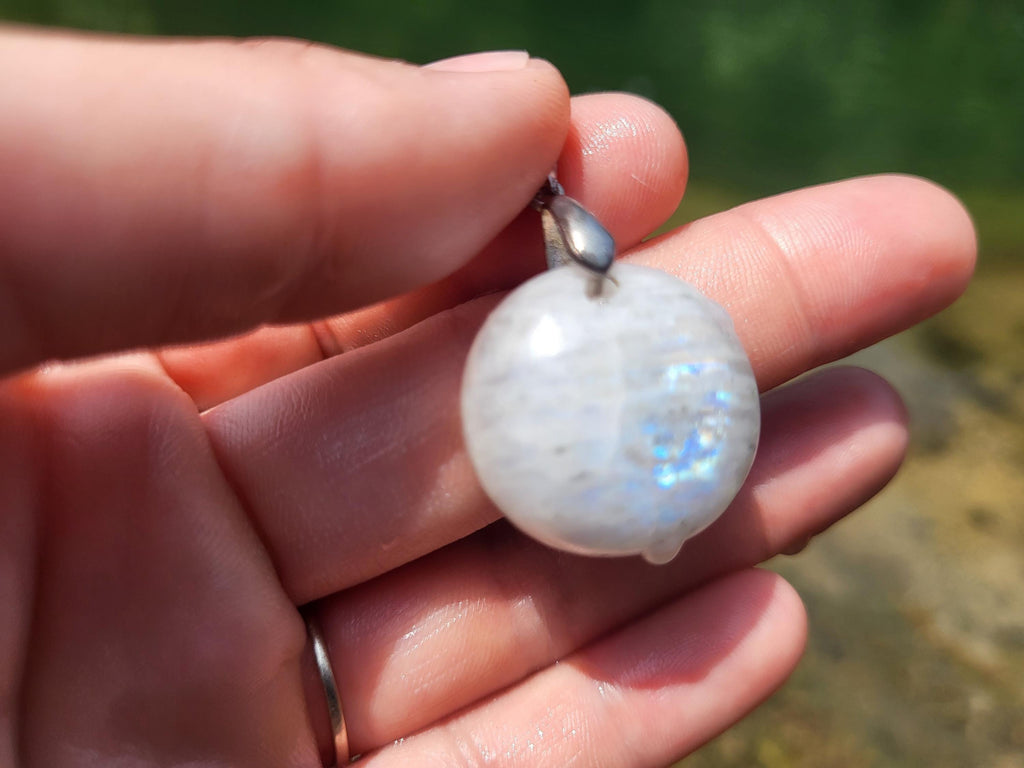 Collier en pierre de lune, cristaux et minéraux rares pour la lithothérapie, la collection ou beauté et cadeaux.