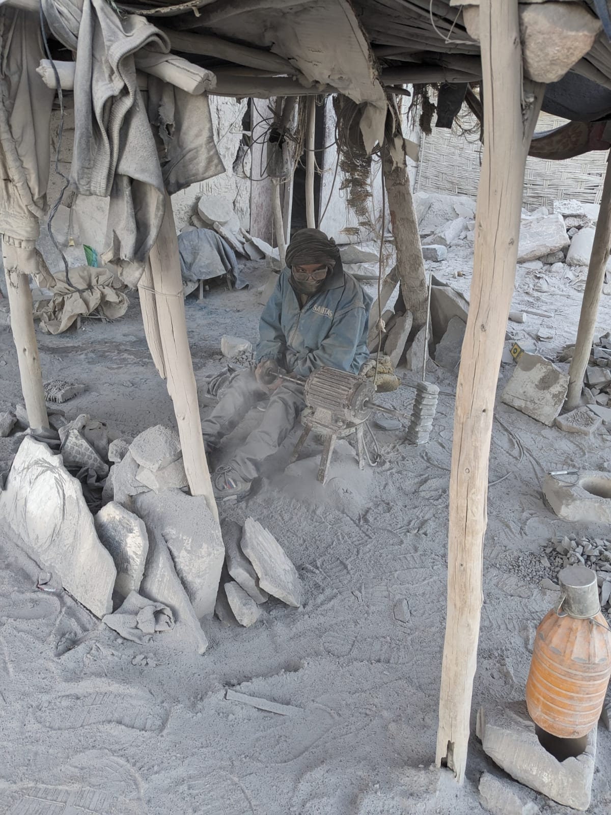 Assiette, plat original de granit fossile avec Ammonites et Orthocéras, objet de collection et de décoration pour la maison et table de noël