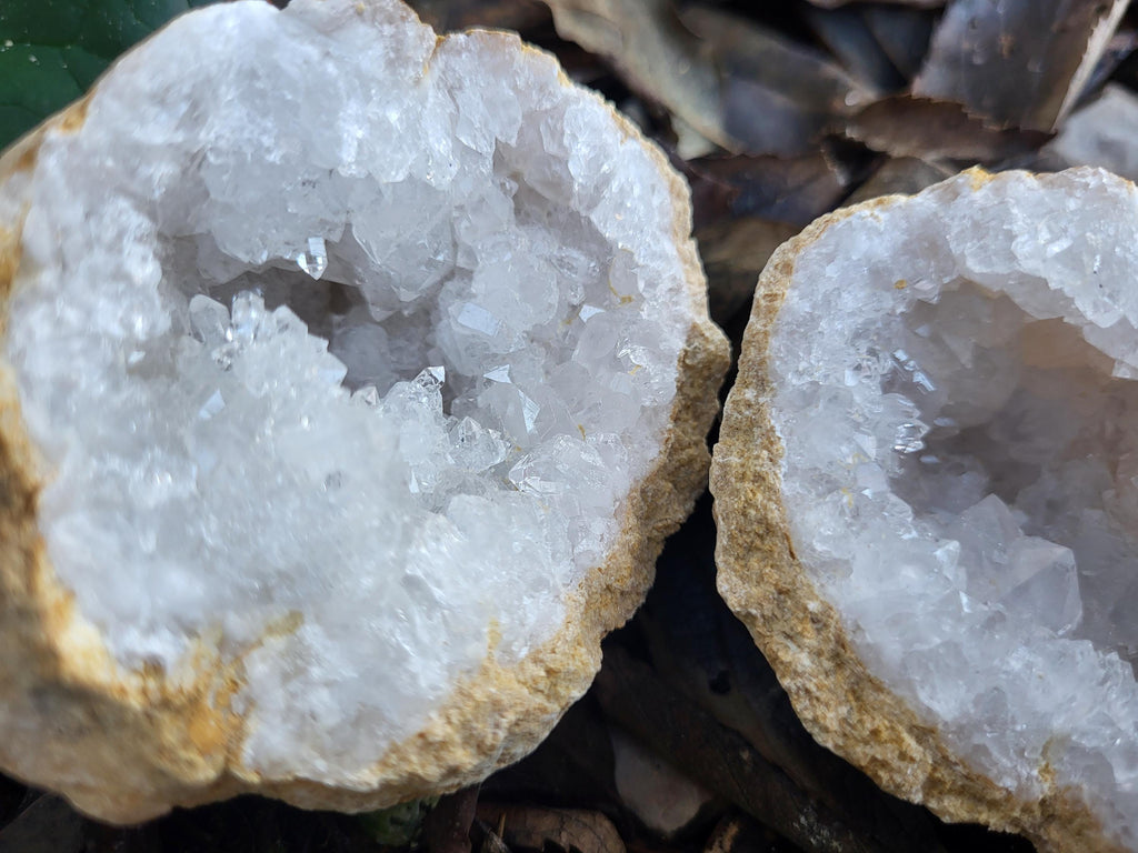 Grande géode de cristal naturel, géode rocheuse, grand cristal de géode, cristal de roche, pierres et minéraux pour purification maison