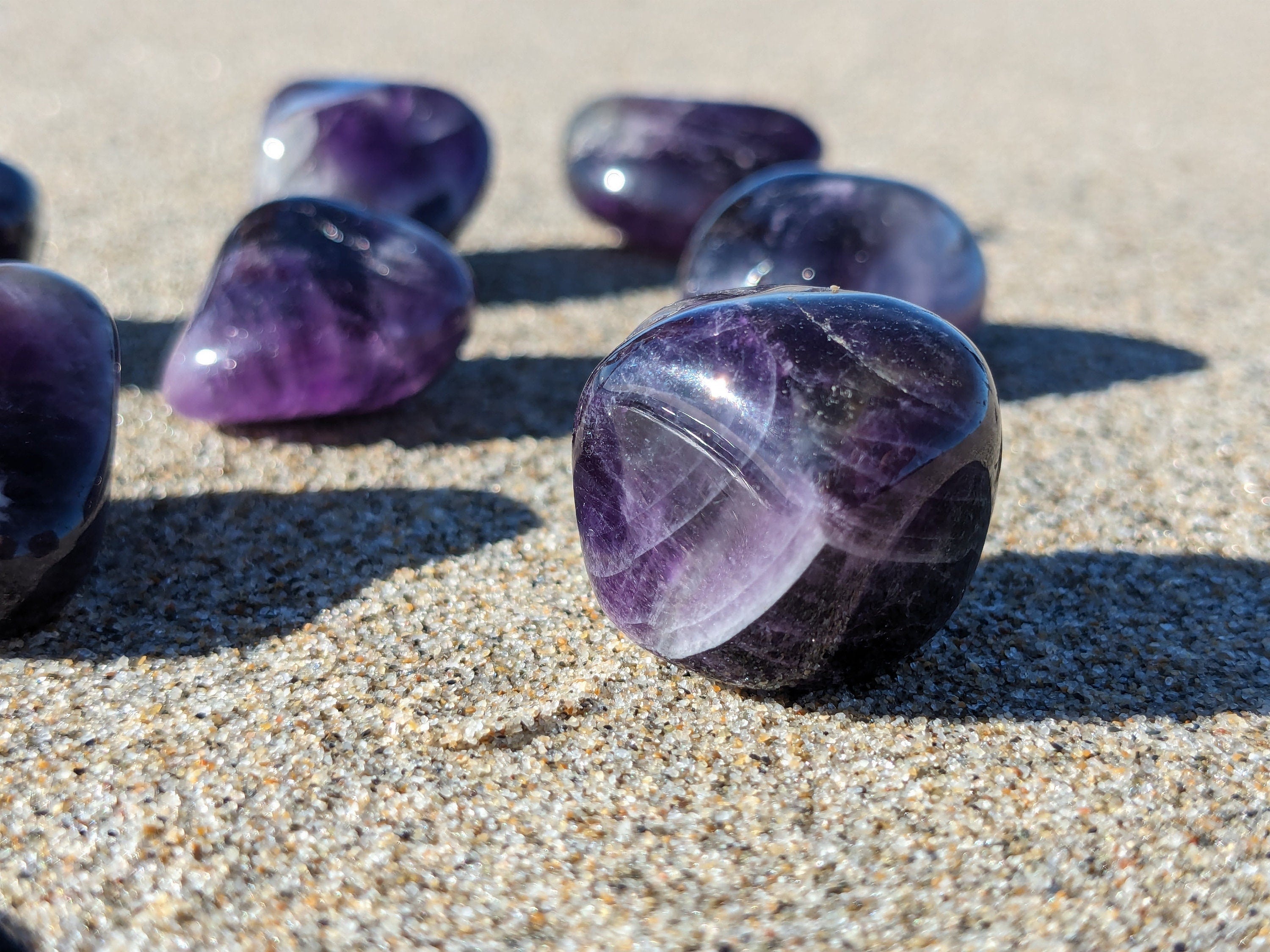 Pierres roulées d'améthyste, pierres naturelles, minéraux et cristaux pour lithothérapie, collection et décoration.