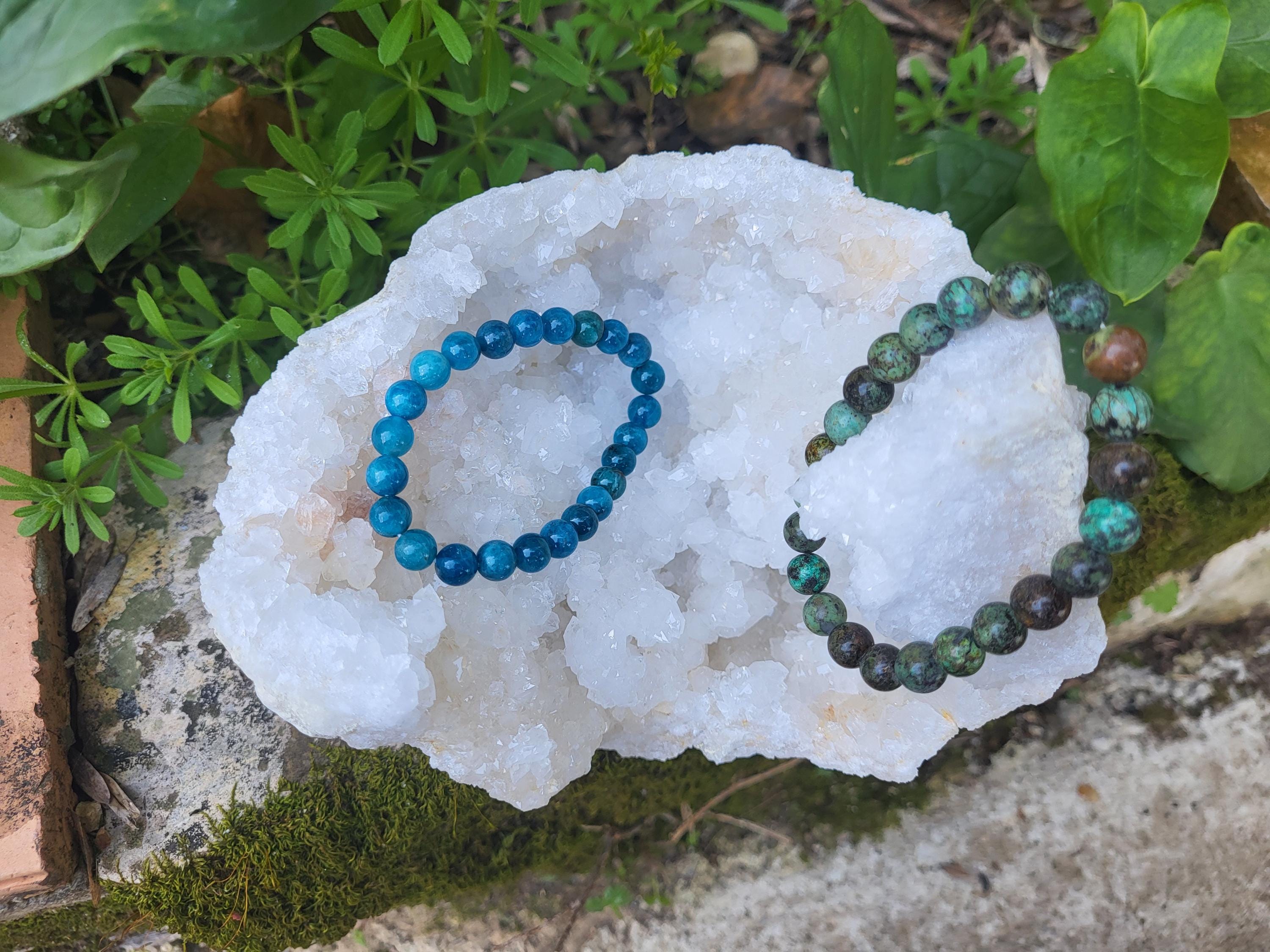 Grande géode de cristal naturel, géode rocheuse, grand cristal de géode, cristal de roche, pierres et minéraux pour purification maison