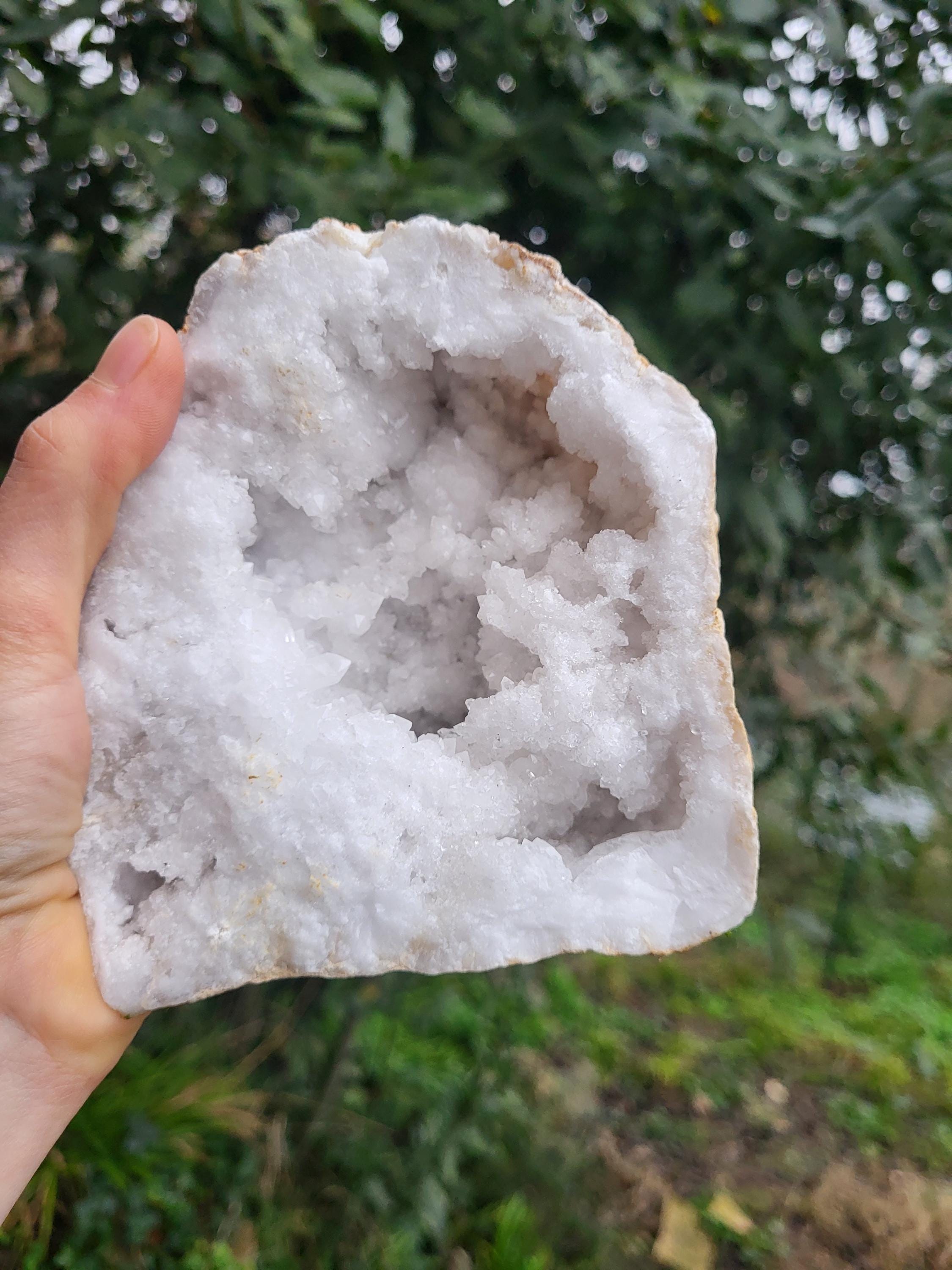 Grande géode de cristal naturel, géode rocheuse, grand cristal de géode, cristal de roche, pierres et minéraux pour purification maison