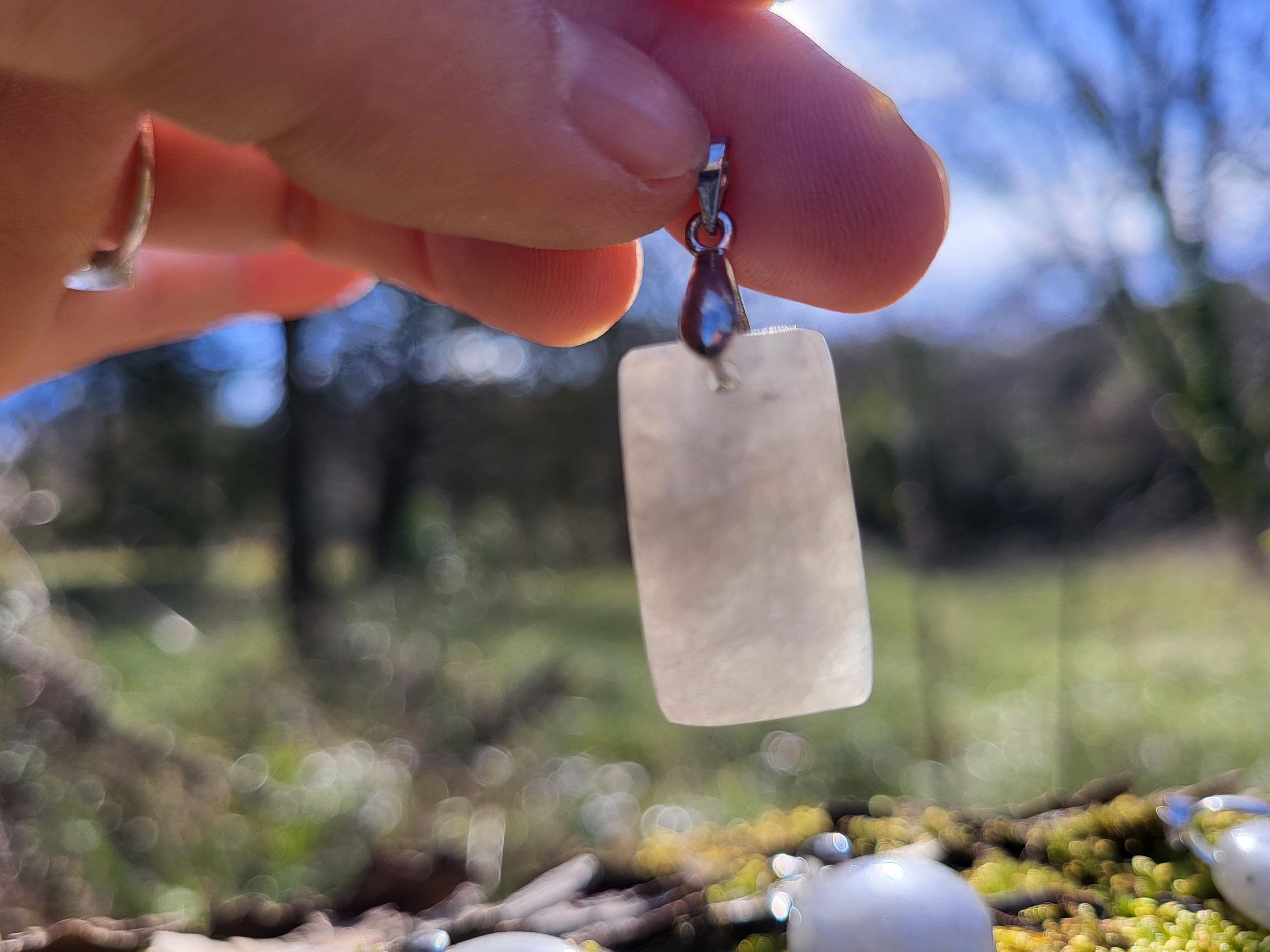 Collier en pierre de lune, cristaux et minéraux rares pour la lithothérapie, la collection ou beauté et cadeaux.