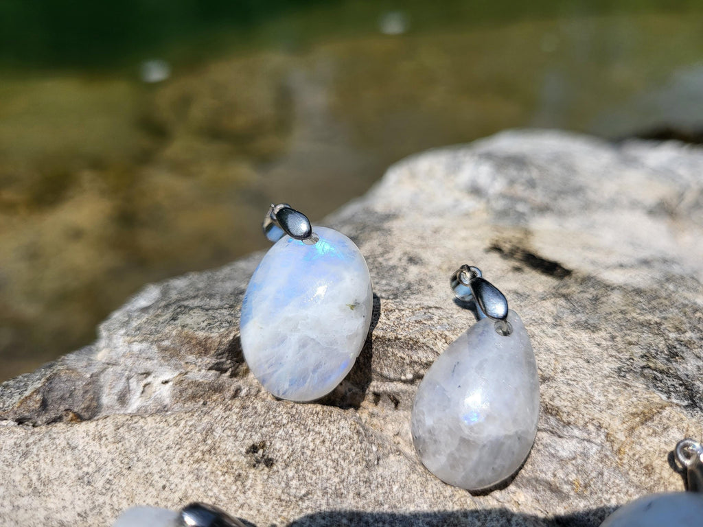 Collier en pierre de lune, cristaux et minéraux rares pour la lithothérapie, la collection ou beauté et cadeaux.