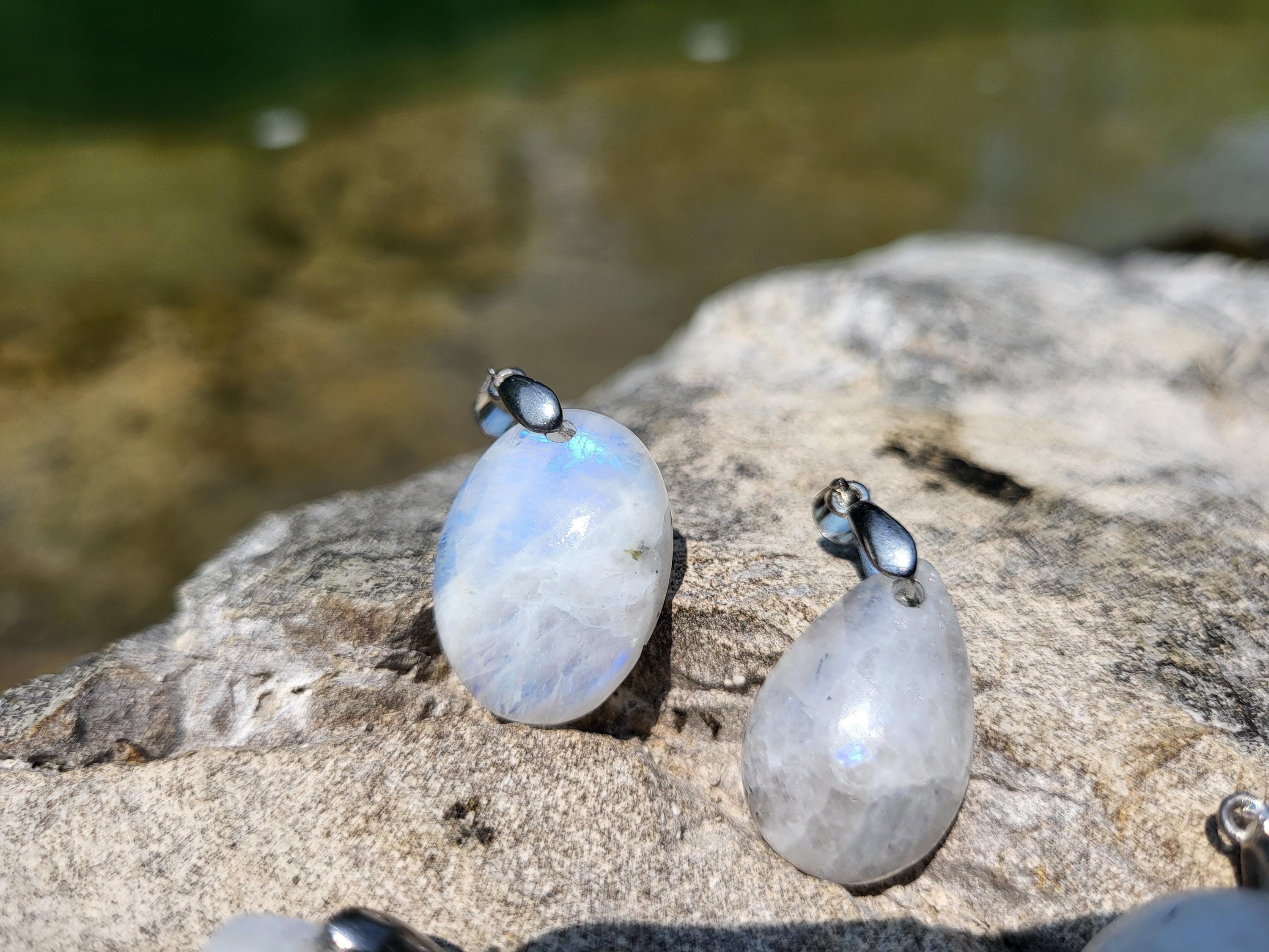 Collier en pierre de lune, cristaux et minéraux rares pour la lithothérapie, la collection ou beauté et cadeaux.