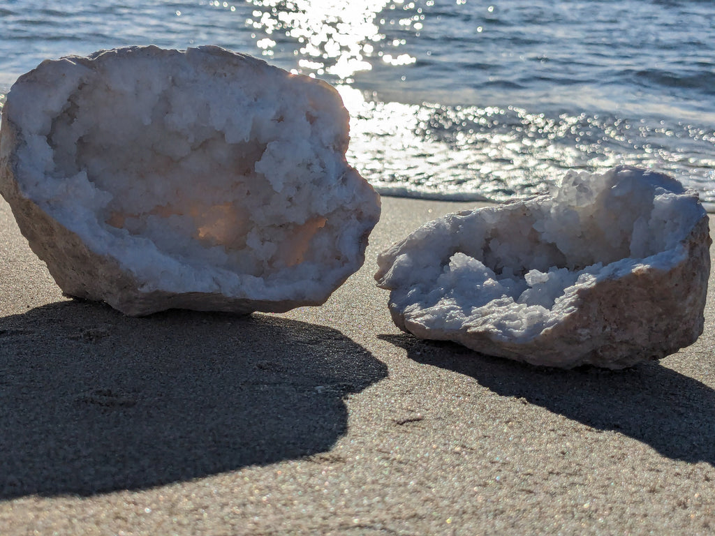 Grande géode de cristal naturel, géode rocheuse, grand cristal de géode, cristal de roche, pierres et minéraux pour purification maison