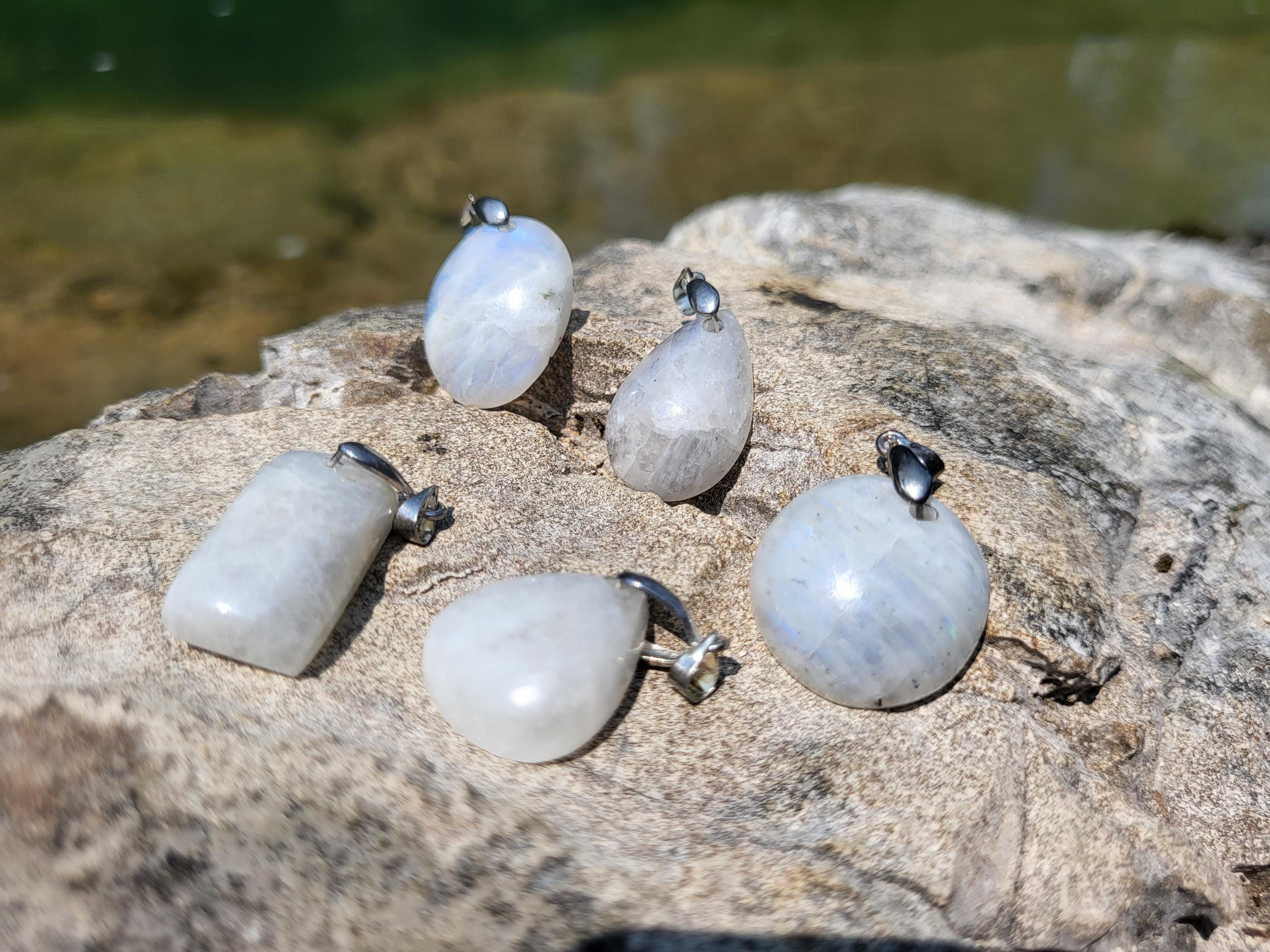 Collier en pierre de lune, cristaux et minéraux rares pour la lithothérapie, la collection ou beauté et cadeaux.