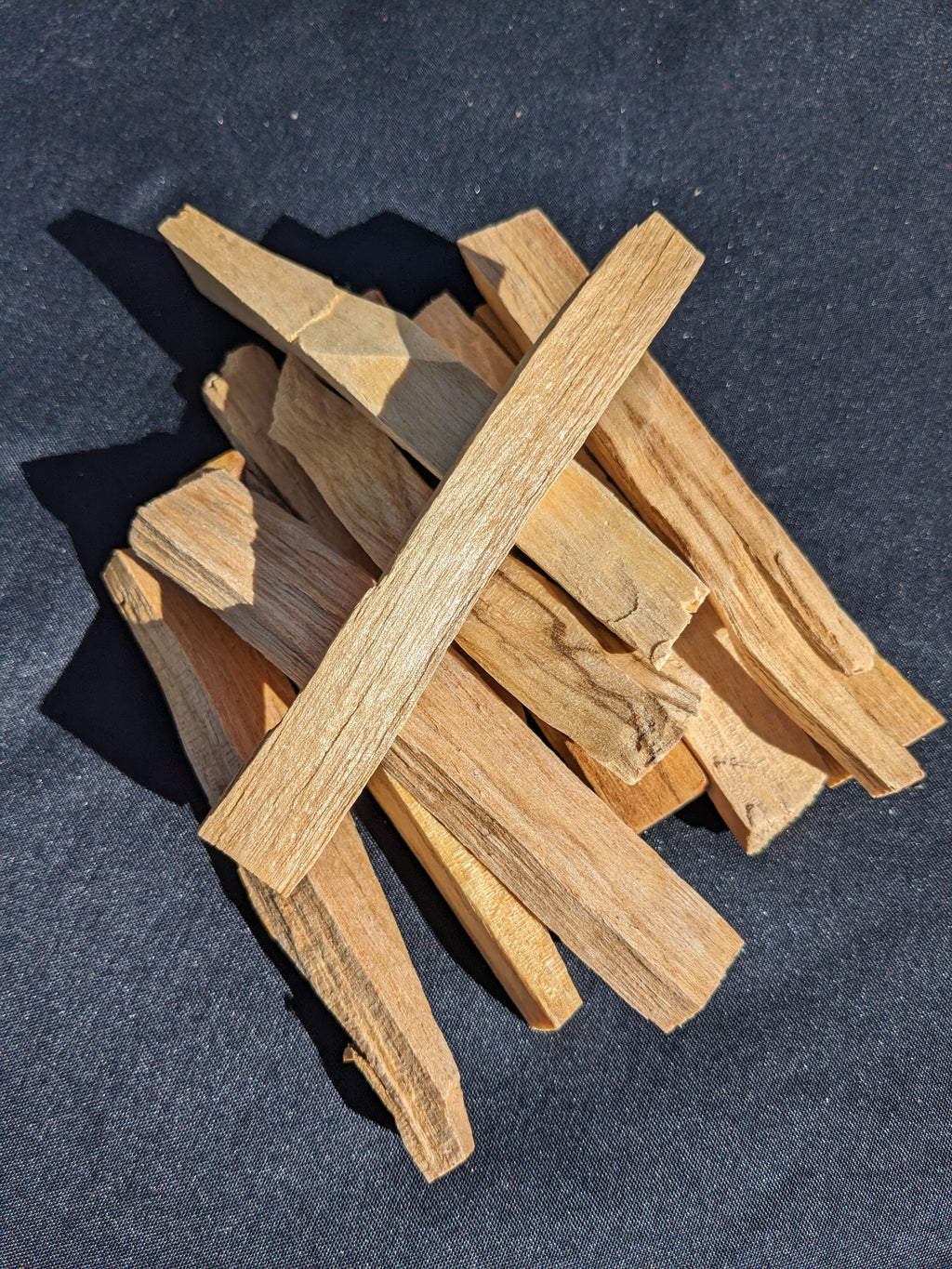 5 Bâtons de Palo Santo, pour purification en lithothérapie, gemme semi-précieuses, pierres précieuses naturelles, pierres naturelles brutes