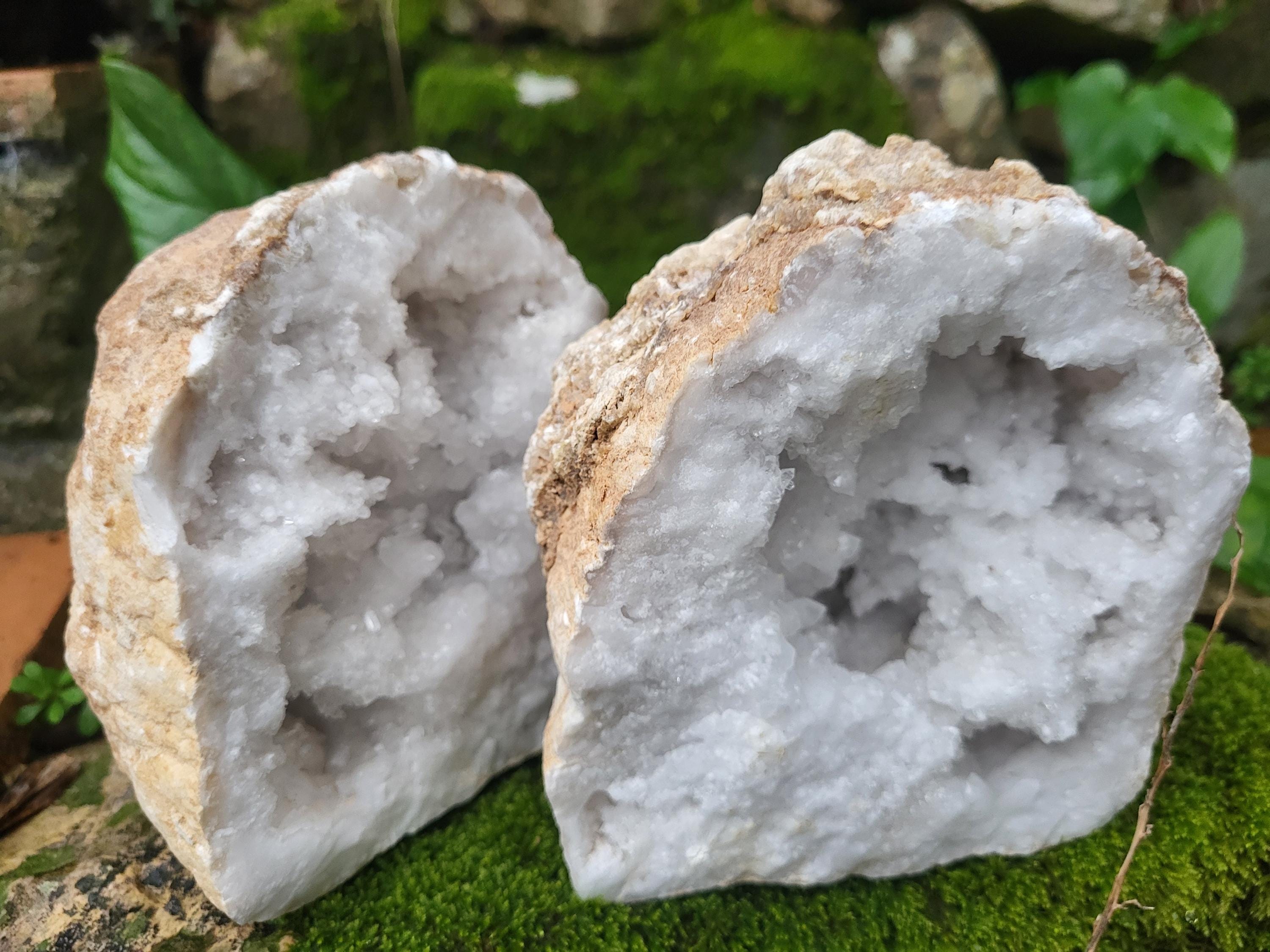 Grande géode de cristal naturel, géode rocheuse, grand cristal de géode, cristal de roche, pierres et minéraux pour purification maison