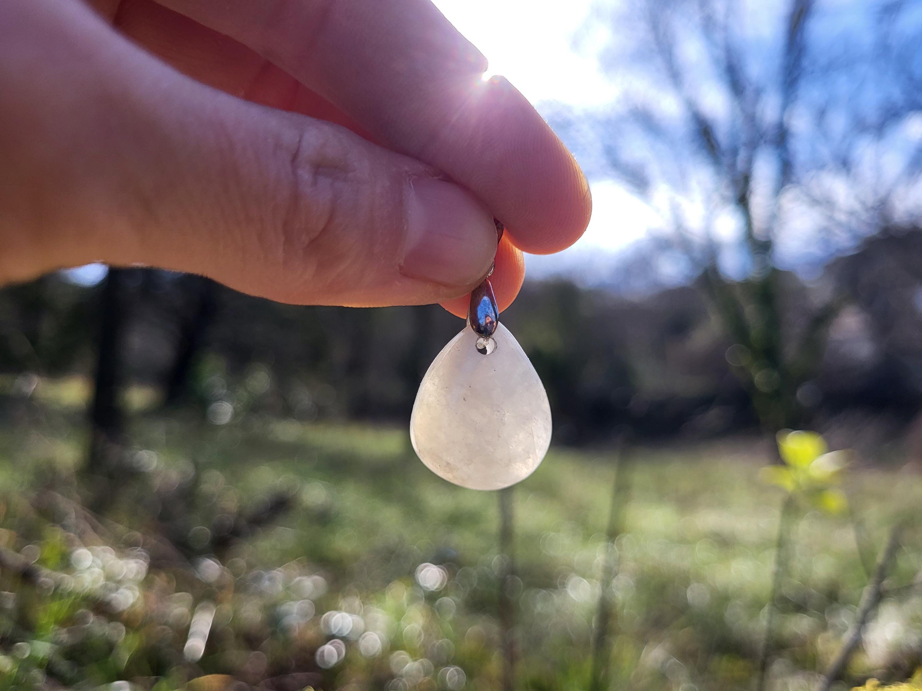 Collier en pierre de lune, cristaux et minéraux rares pour la lithothérapie, la collection ou beauté et cadeaux.