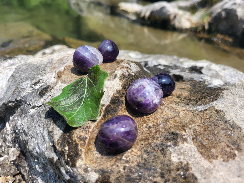 Pierres roulées d'améthyste, pierres naturelles, minéraux et cristaux pour lithothérapie, collection et décoration.