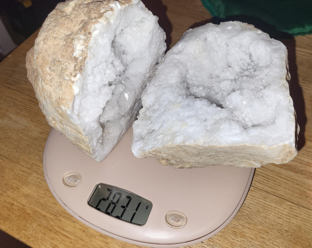 Grande géode de cristal naturel, géode rocheuse, grand cristal de géode, cristal de roche, pierres et minéraux pour purification maison